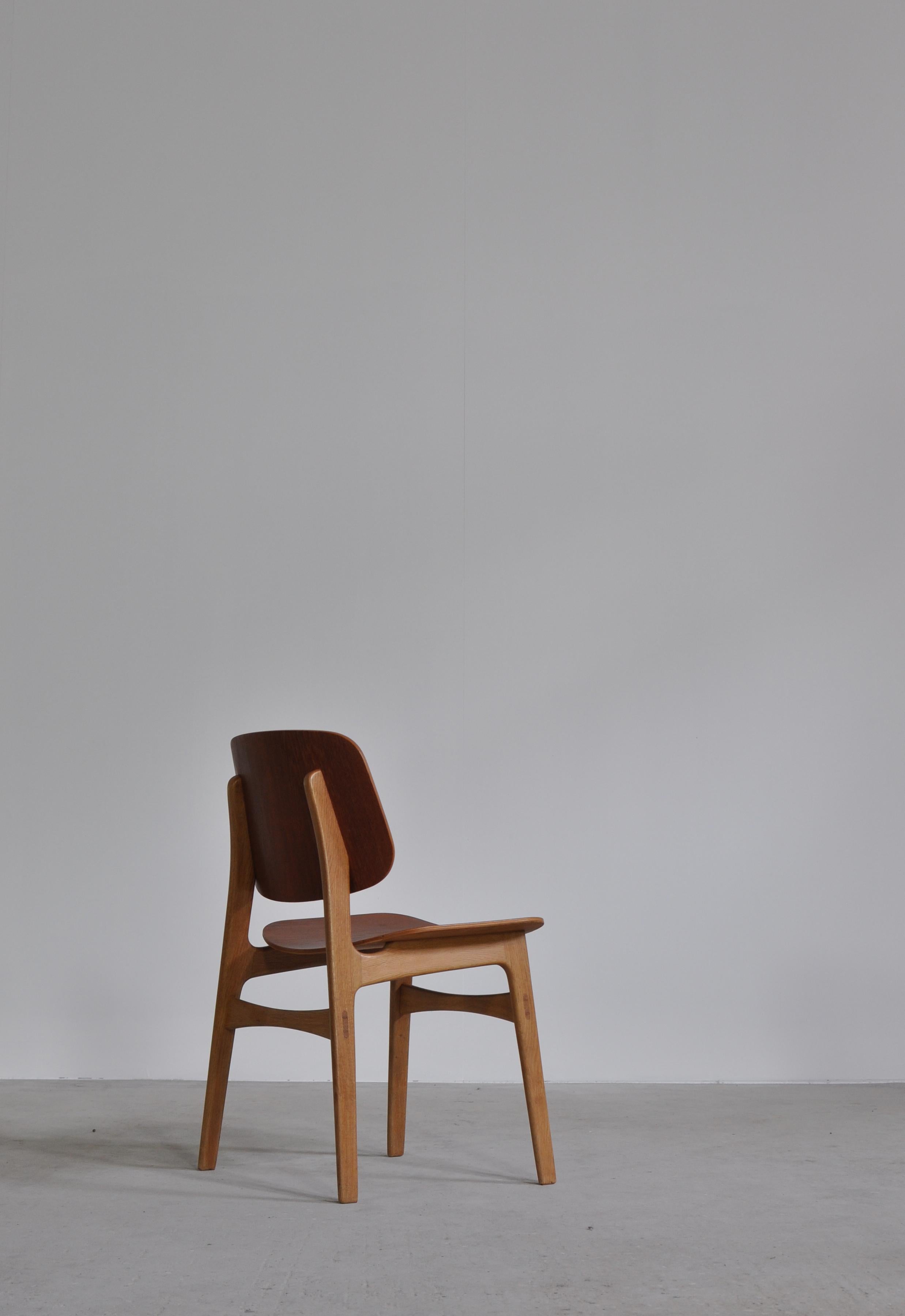 Iconic Danish modern side chair by Børge Mogensen. One of Mogensens most famous designs and a true Classic is this elegant and minimalistic chair in solid oak frame with plywood teak back and seat. Made in the 1950s at 