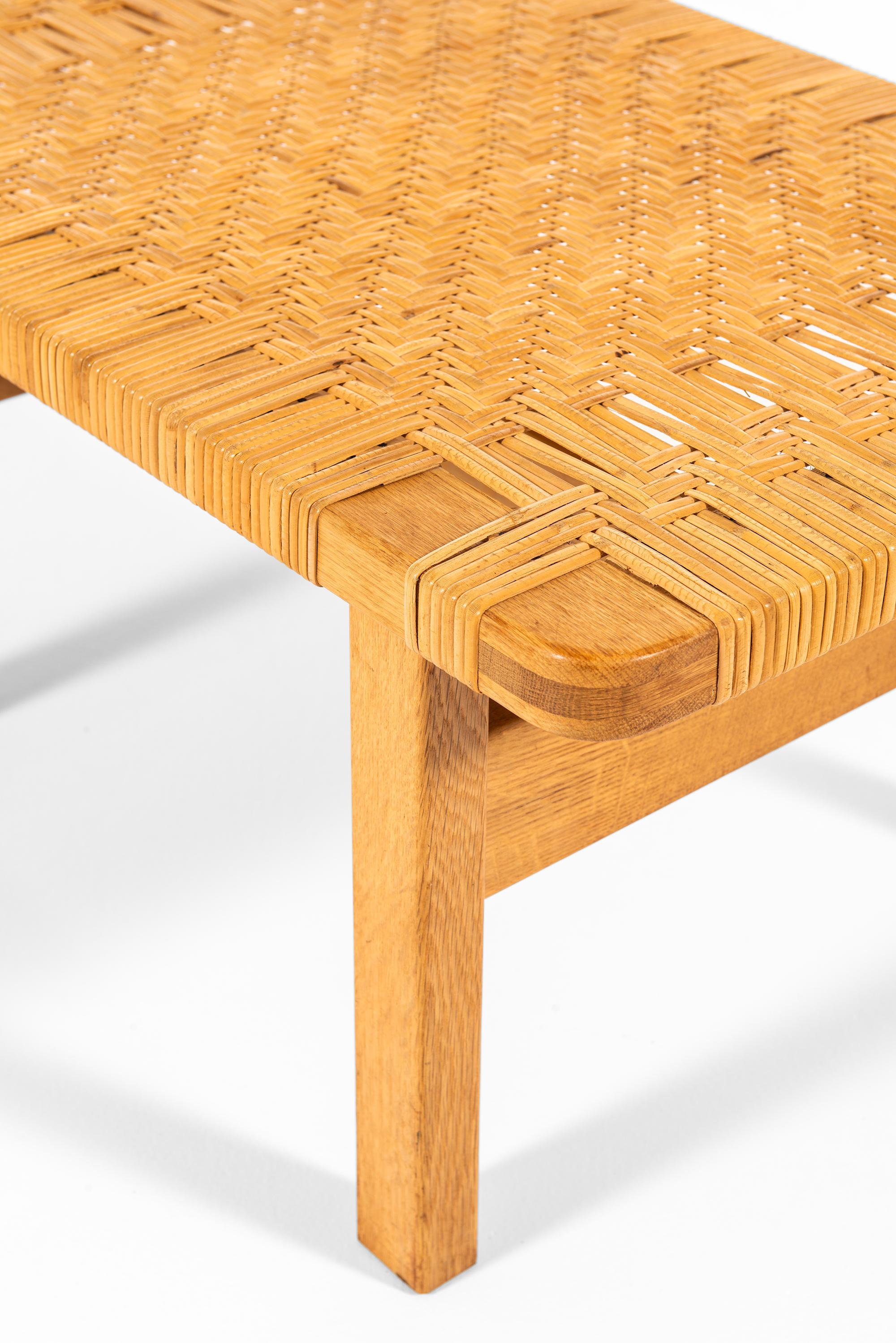 Rare paire de tables d'appoint / bancs conçue par Børge Mogensen. Produit par Fredericia Stolefabrik au Danemark.