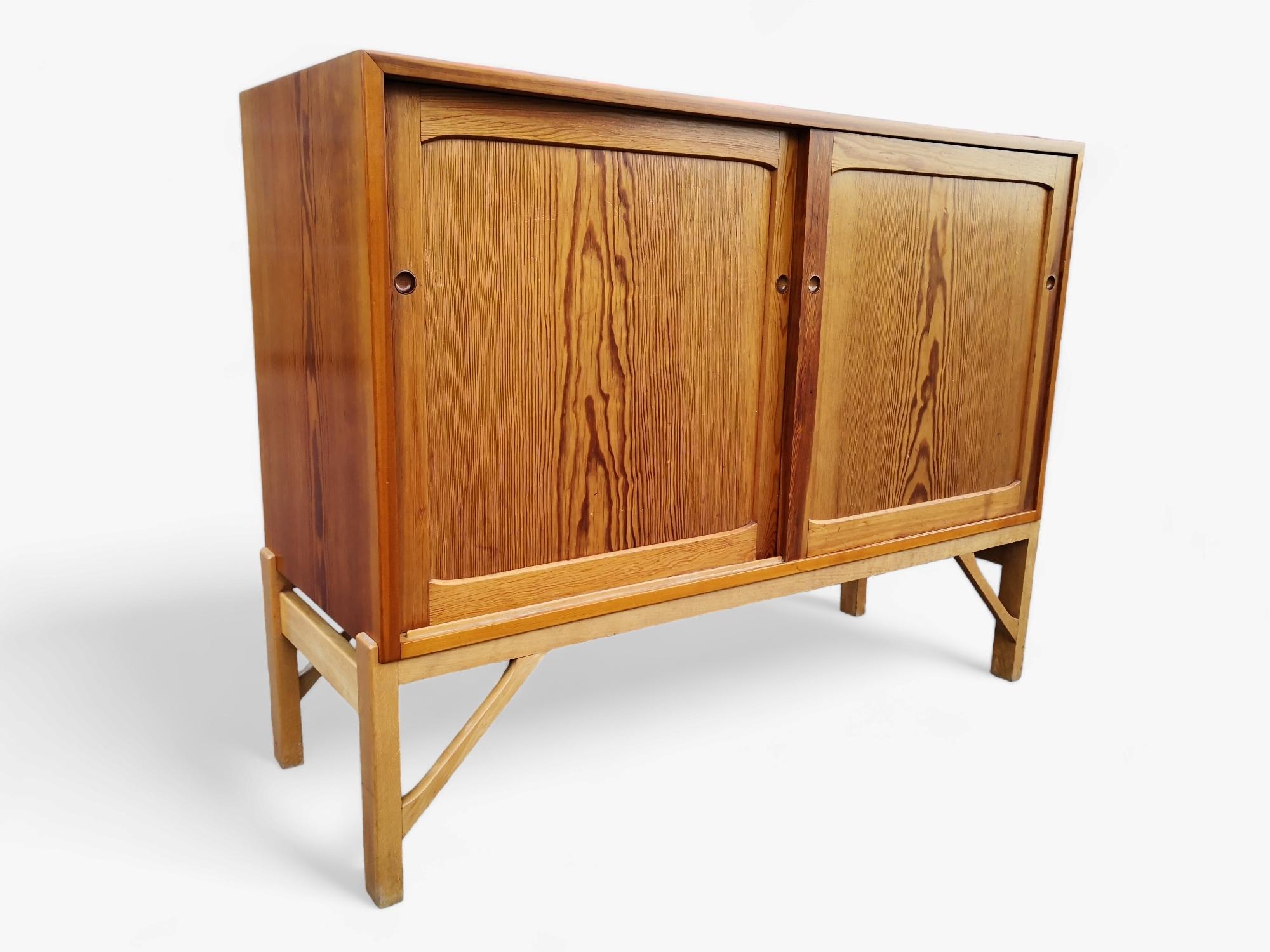 Frühes Sideboard Modell A31 von Børge Mogensen, das erste, mit seinen Signature Legs/Rahmen, das zum ersten Mal im FDB Katalog von 1948 zu sehen ist. Es ist aus Oregon Kiefer gefertigt und hat nach 75 Jahren noch die richtige schöne Ausstrahlung.