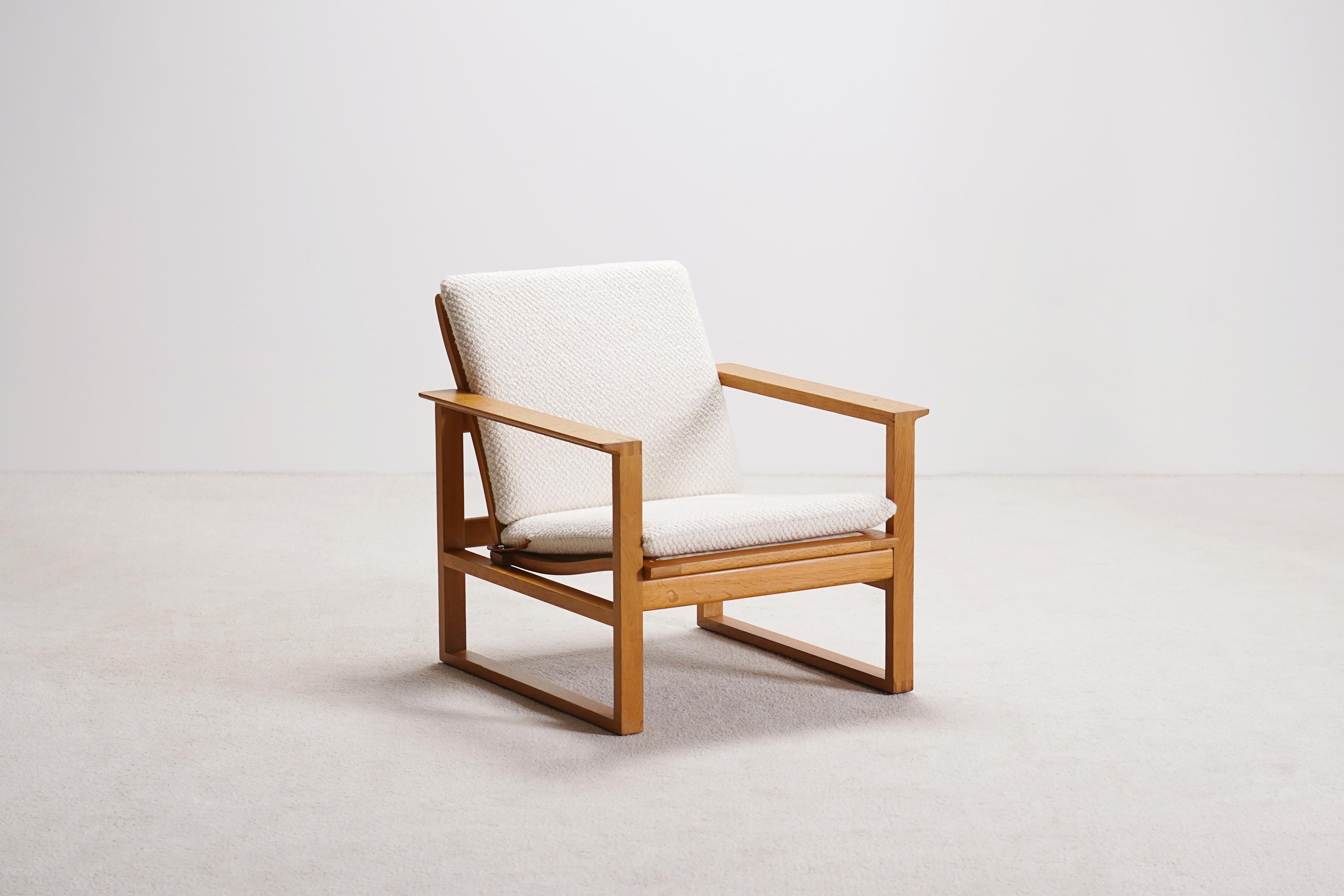 Fauteuil lounge en chêne modèle 2256 conçu en 1956 par Børge Mogensen, et produit par Fredericia Stolefabrik.

Pièce originale des années 1950/60, nouvellement retapissée de manière traditionnelle par les meilleurs artisans français. Nous avons
