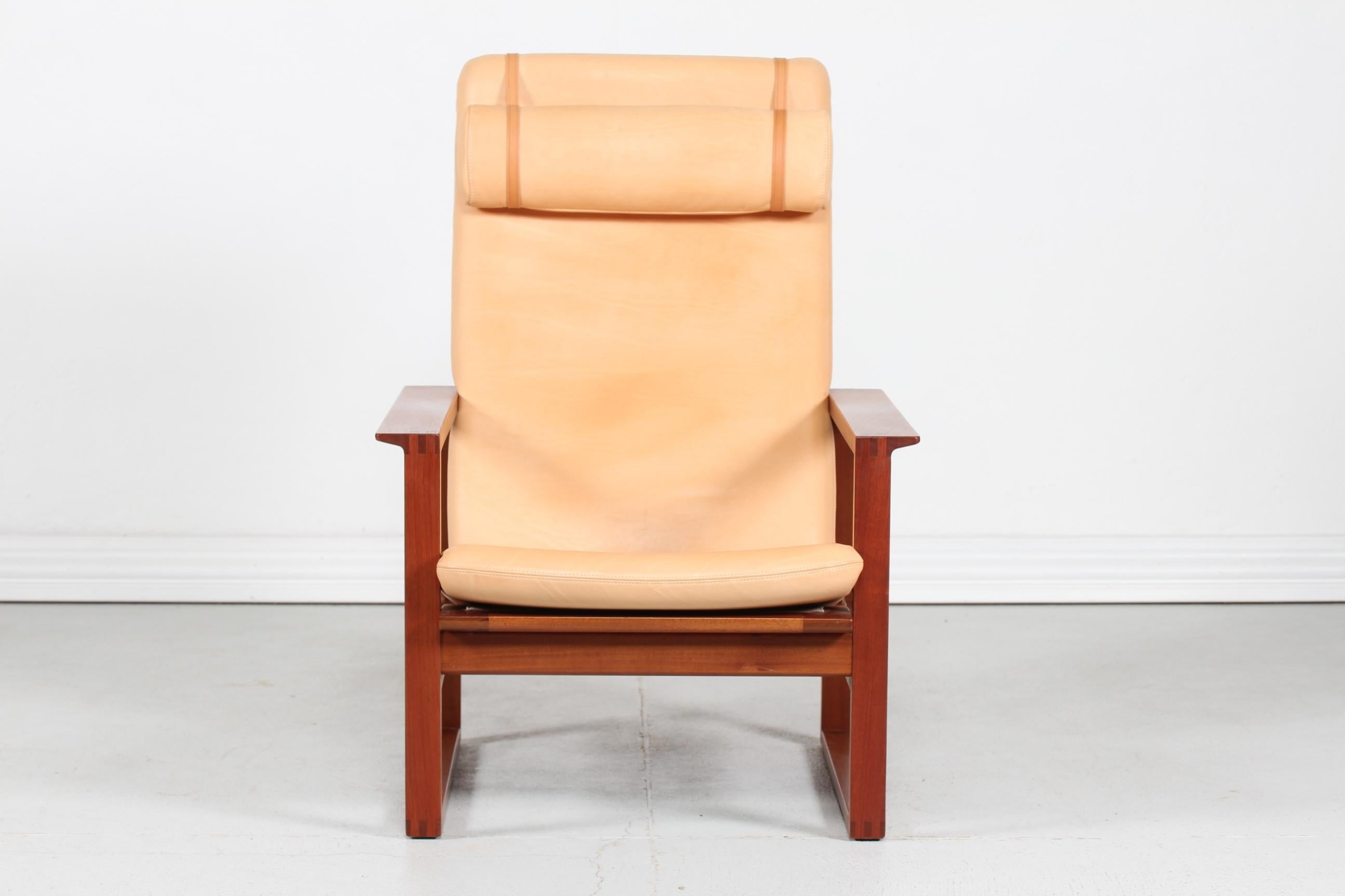 Danish vintage Børge Mogensen Sled chair - Slædestolen - model 2254.
It's upholstered with natural aniline leather and the frame is made of solid mahogany with lacquer. 
The cushions are filled inside with foam which gives a very good seating