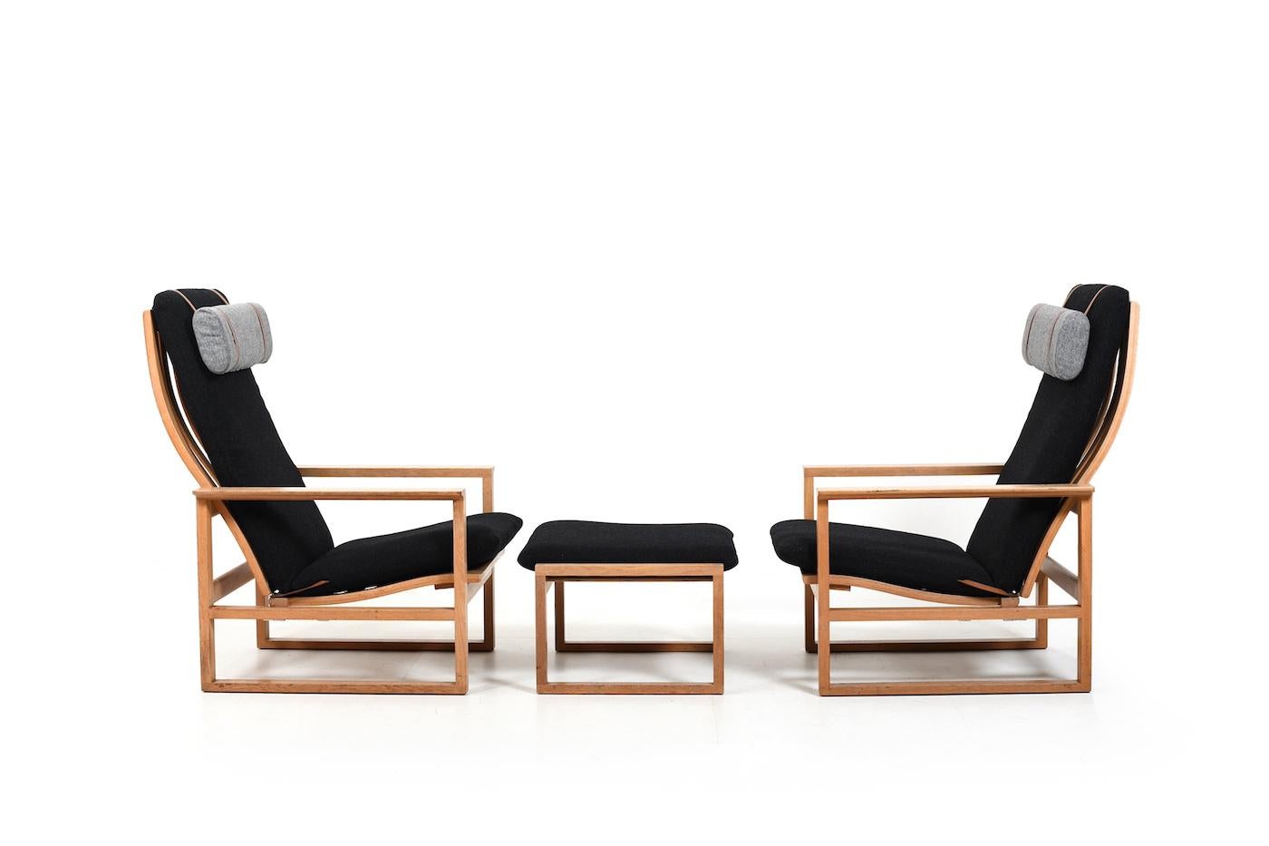 Pair of slaedestolen / sled chairs in solid oak by Børge Mogensen for Fredericia Stolefabrik 1956. Model BM-2254 high back chair with reclining function. As well the matching footstool. New cushion and upholstery in wool fabric. Produced 1960s.