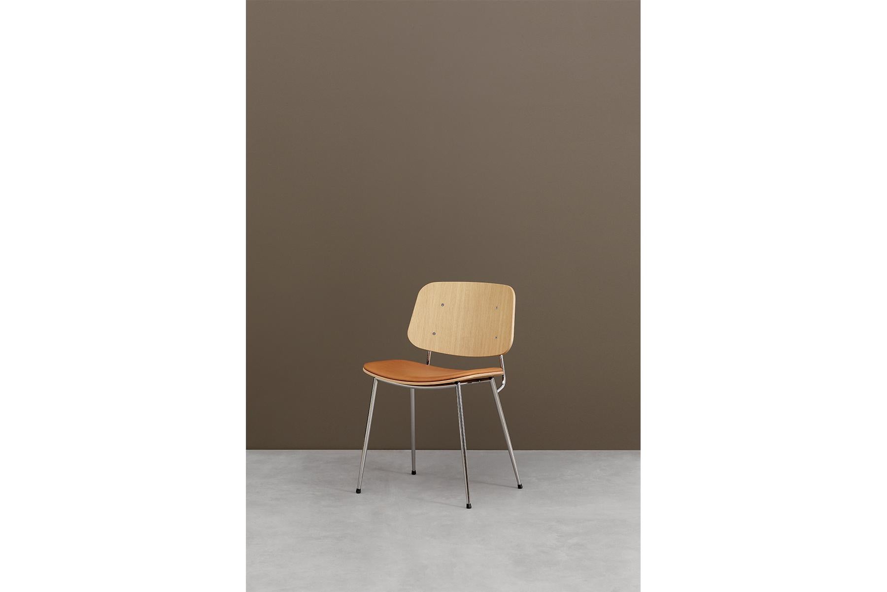 In 1952 Mogensen built onto the Søborg series with a steel-framed version, a design that he viewed as a reflection on international modernism. The generous back and seat with optional upholstery provides for many hours of use.