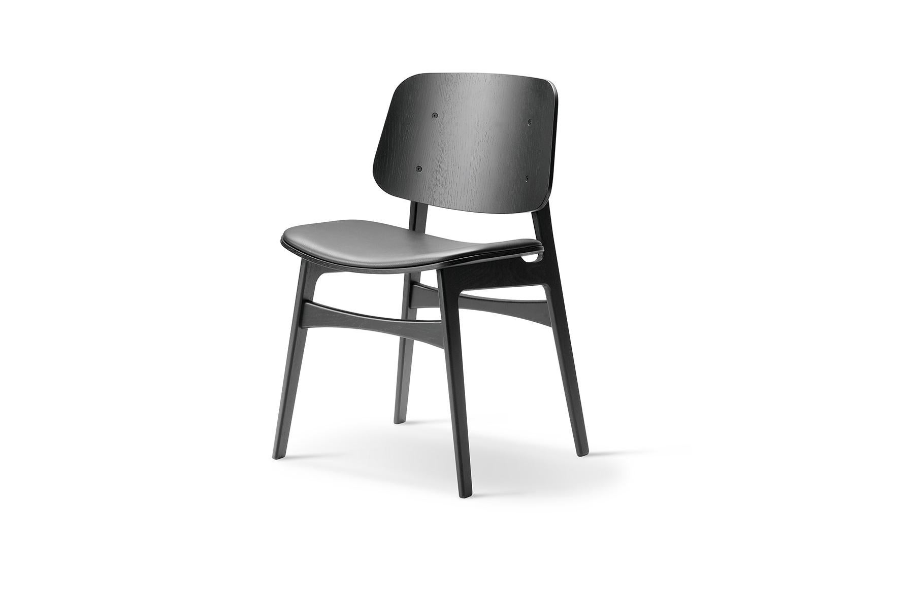 Mogensen a présenté le prototype de la chaise Børge Mogensen Soborg en 1950. Son intention était de fusionner des coquilles de contreplaqué avec le fonctionnalisme du bois massif qui fait sa signature. Le dossier et l'assise généreux, avec le