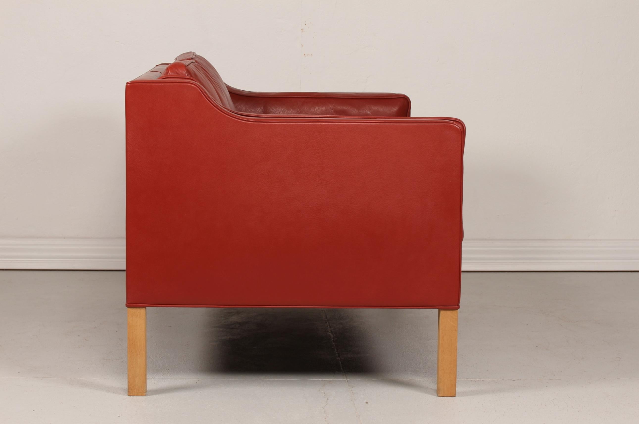 Danish vintage Børge Mogensen sofa for 2 persons model 2212.
It's upholstered with original brick red / red brown leather. The legs are made of oak. The cushions are filled inside with granules and natural feathers which gives the sofa a very good