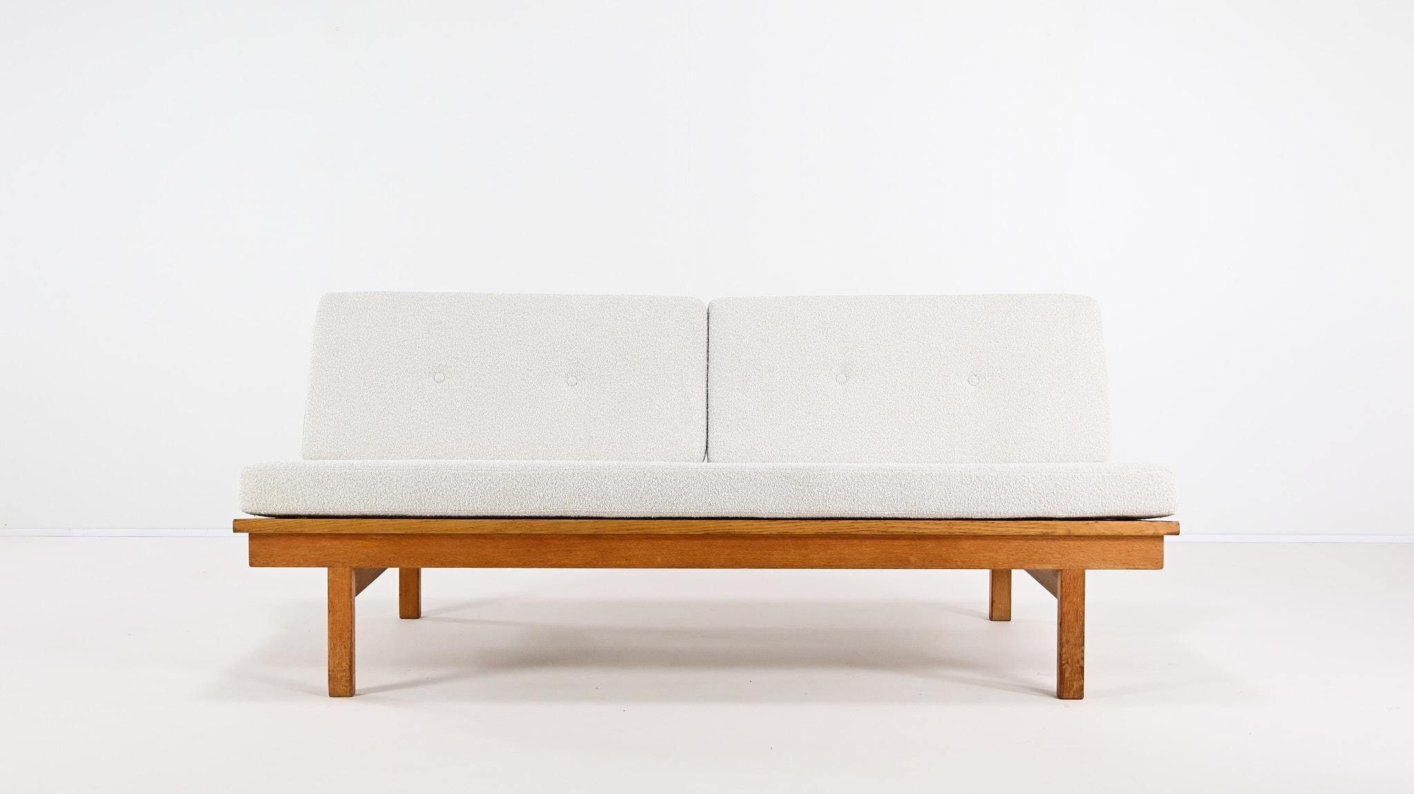 Børge Mogensen, Sofa 2218 for Fredericia Stolefabrik. Danemark C.1950

The 2218 sofa was designed by Danish design master Børge Mogensen for Fredericia Stolefabrik. The three-seater sofa structure is made of solid oak and the cushions are