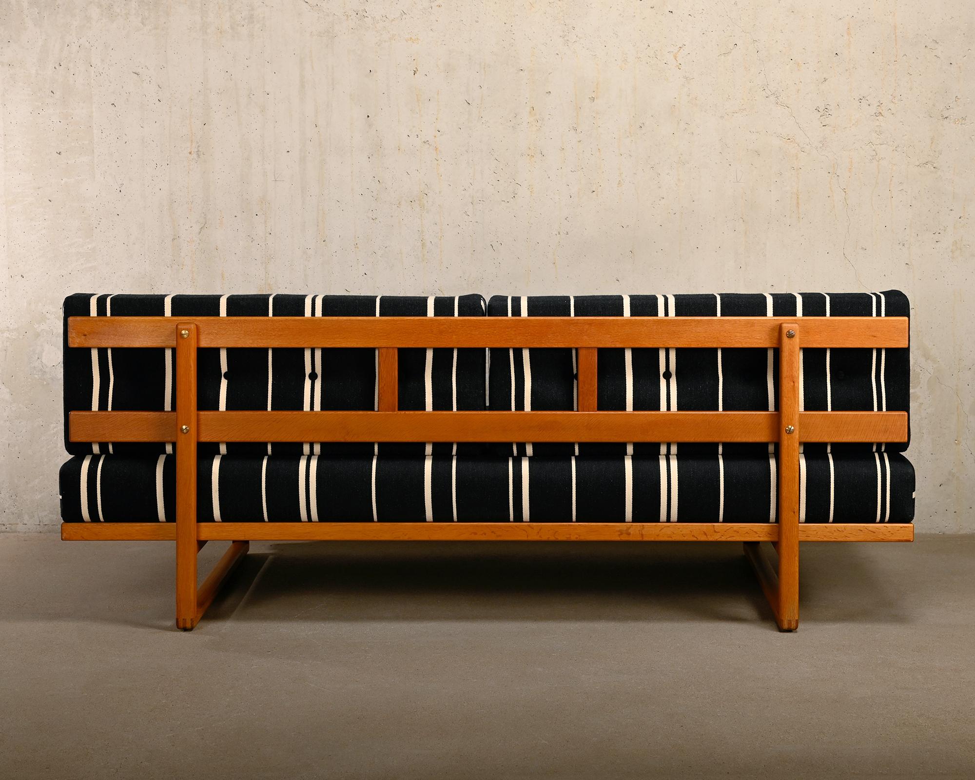 Børge Mogensen Sofa and Daybed 4312 in Oak and Wool by Fredericia Stolefabrik In Good Condition In Amsterdam, NL