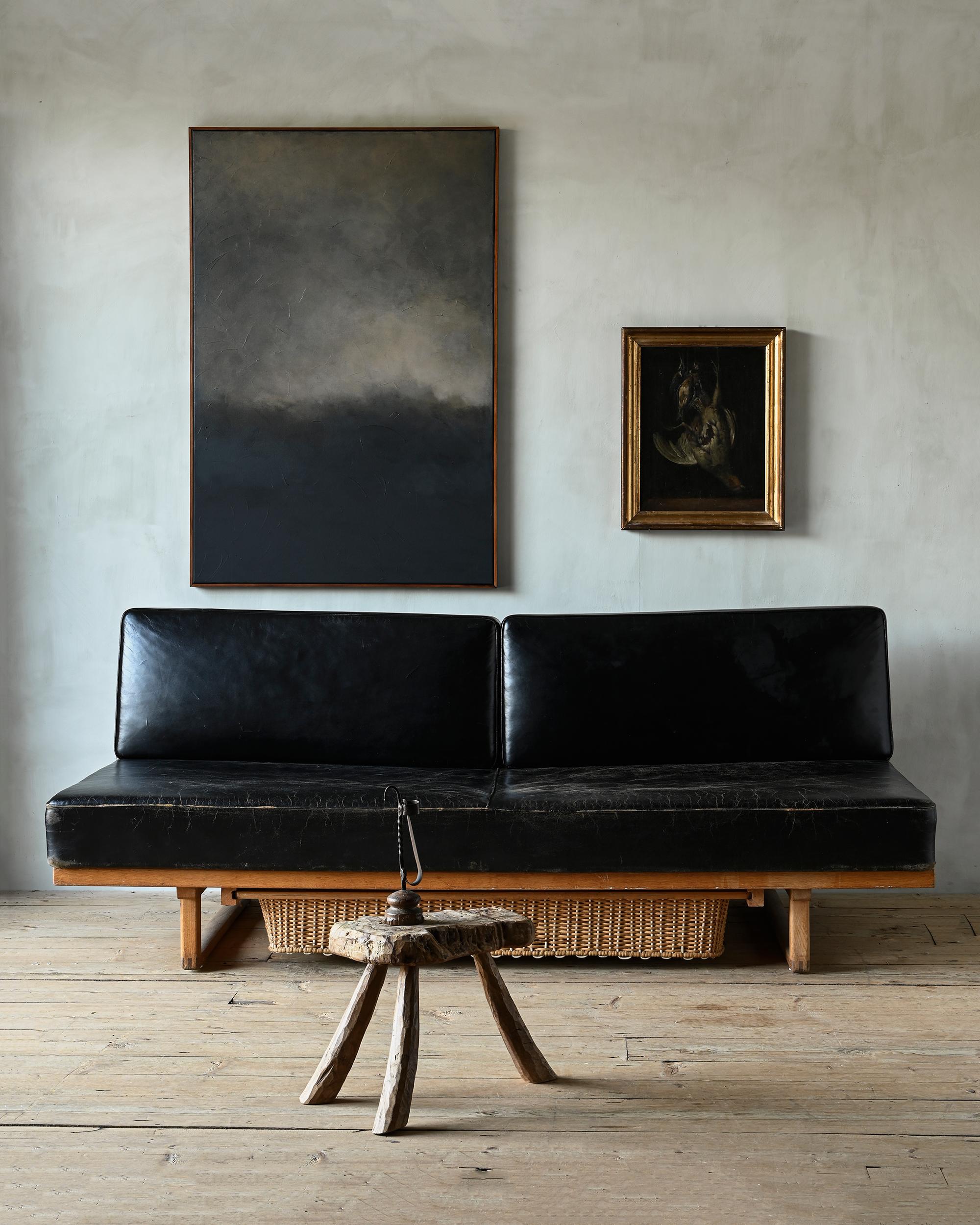Børge Mogensen sofa / daybed model 4311/4312. Produced by Fredericia Möbelfabrik in Denmark. Very unusual with leather and the removable basket. circa 1950-1960s.