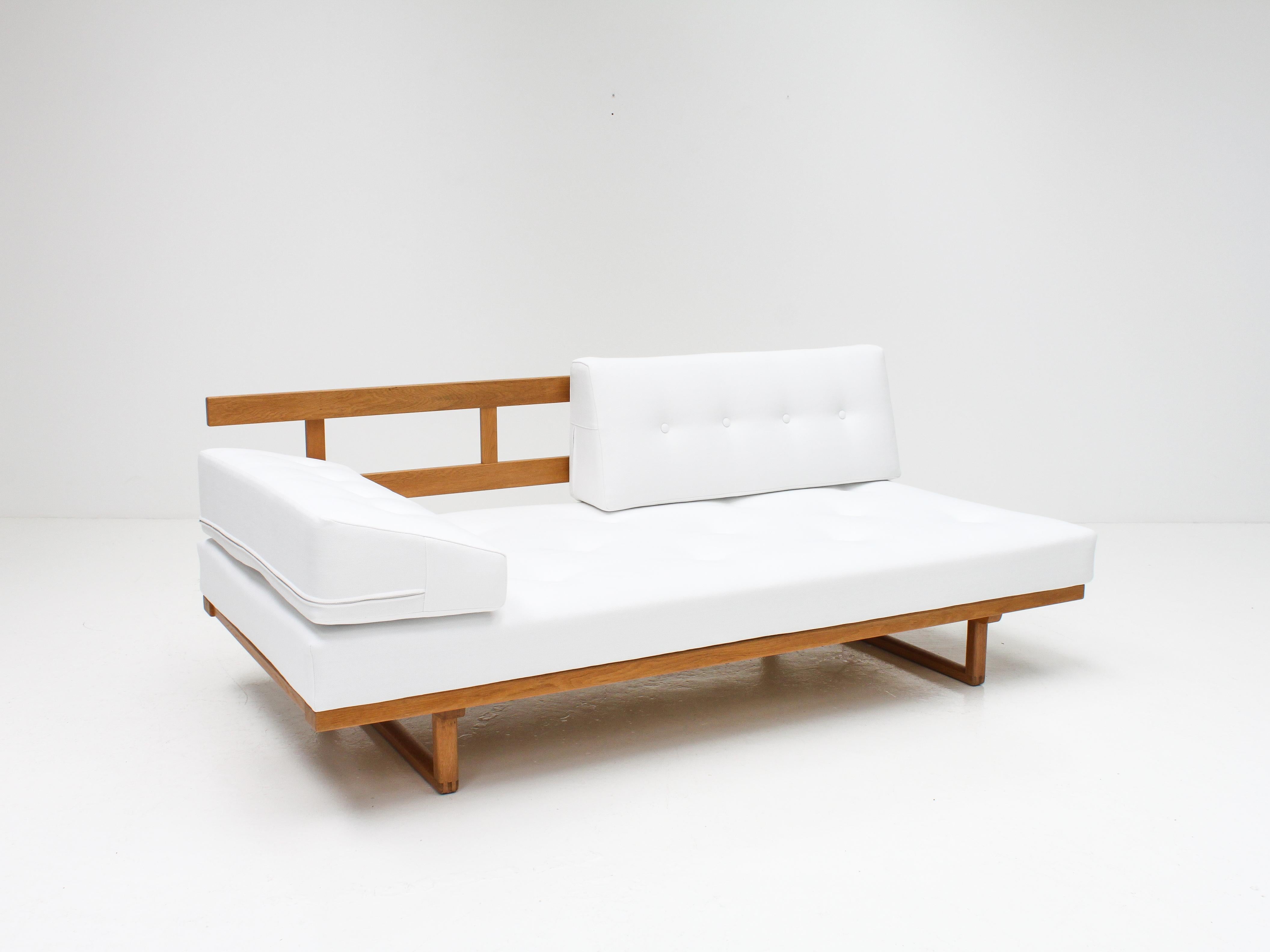 Børge Mogensen Sofa / Daybed Model 4311/4312 in Pierre Frey, Fredericia, Denmark 6