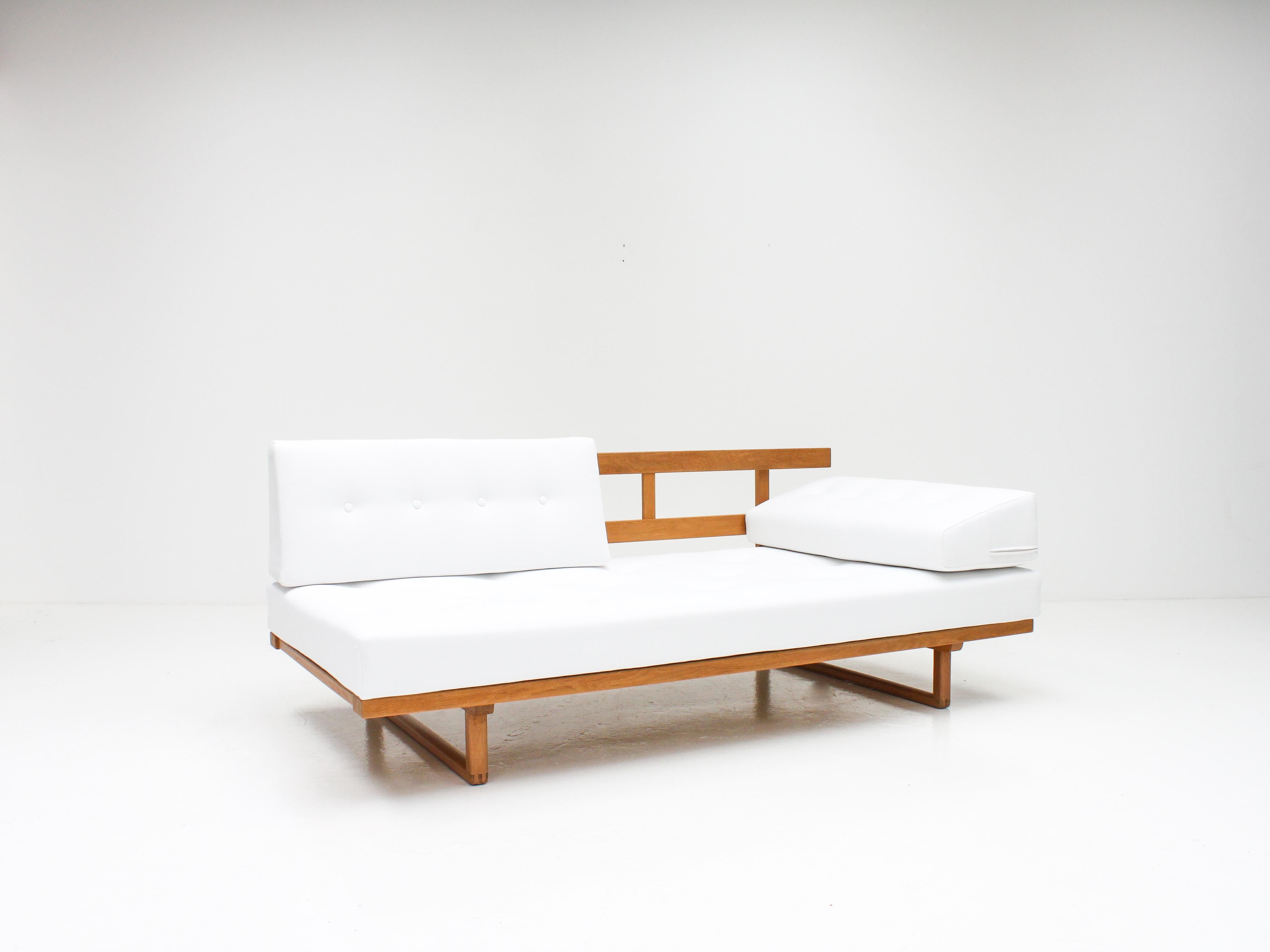 A beautiful and hard to find Børge Mogensen sofa / daybed model 4311/4312 for Fredericia Stolefabrik, Denmark, 1965.

The daybed is executed in solid oak, exposed wooden joints, a slatted frame with feature brass fittings and recovered in new