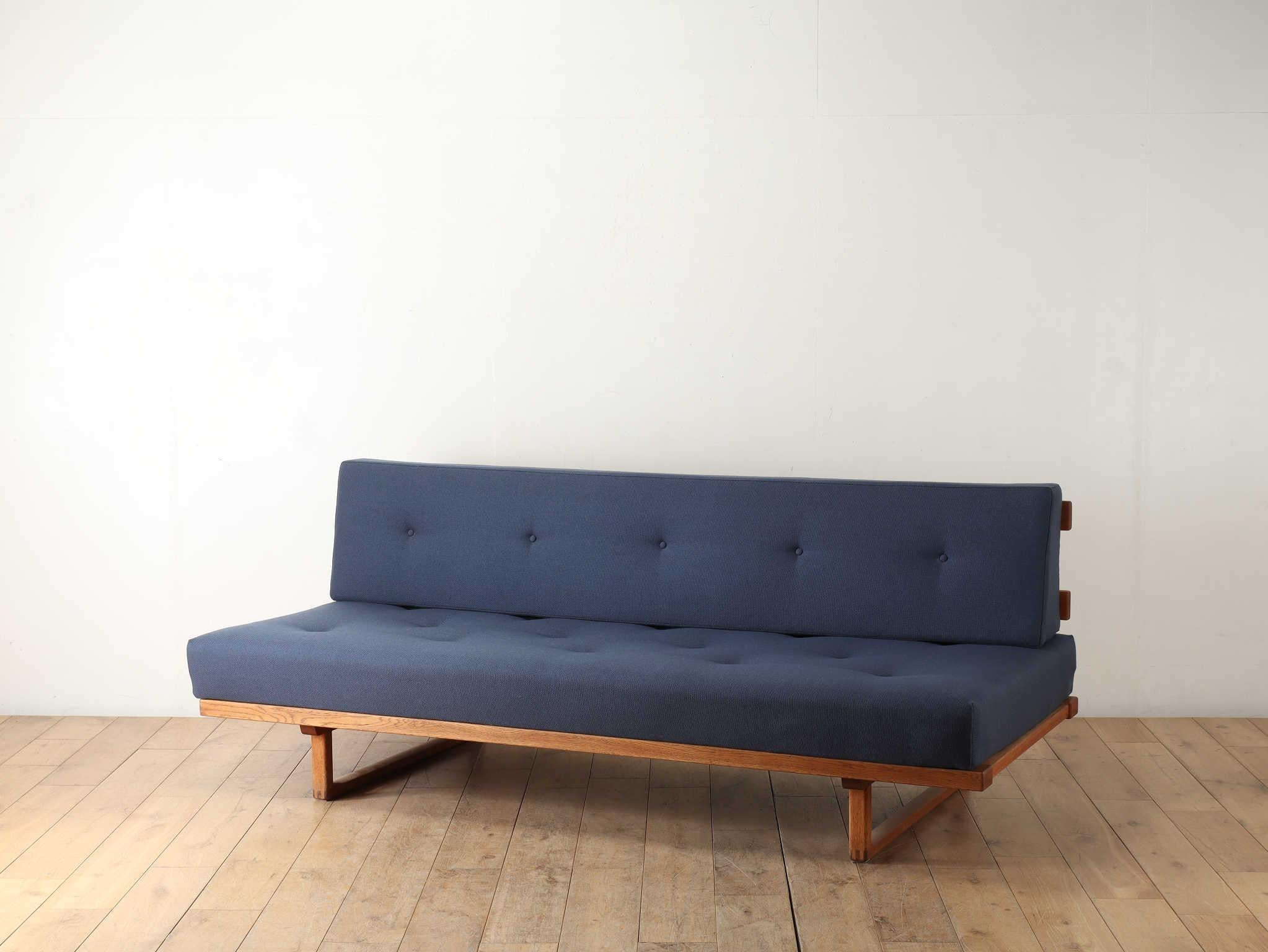 The oak daybed model 4311 by Boe Mogensen, one of the leading Danish furniture designers, is manufactured by Fredericia and has a simple and practical design typical of Mogensen with a quality polyurethane cushion inside that is slightly resilient.
