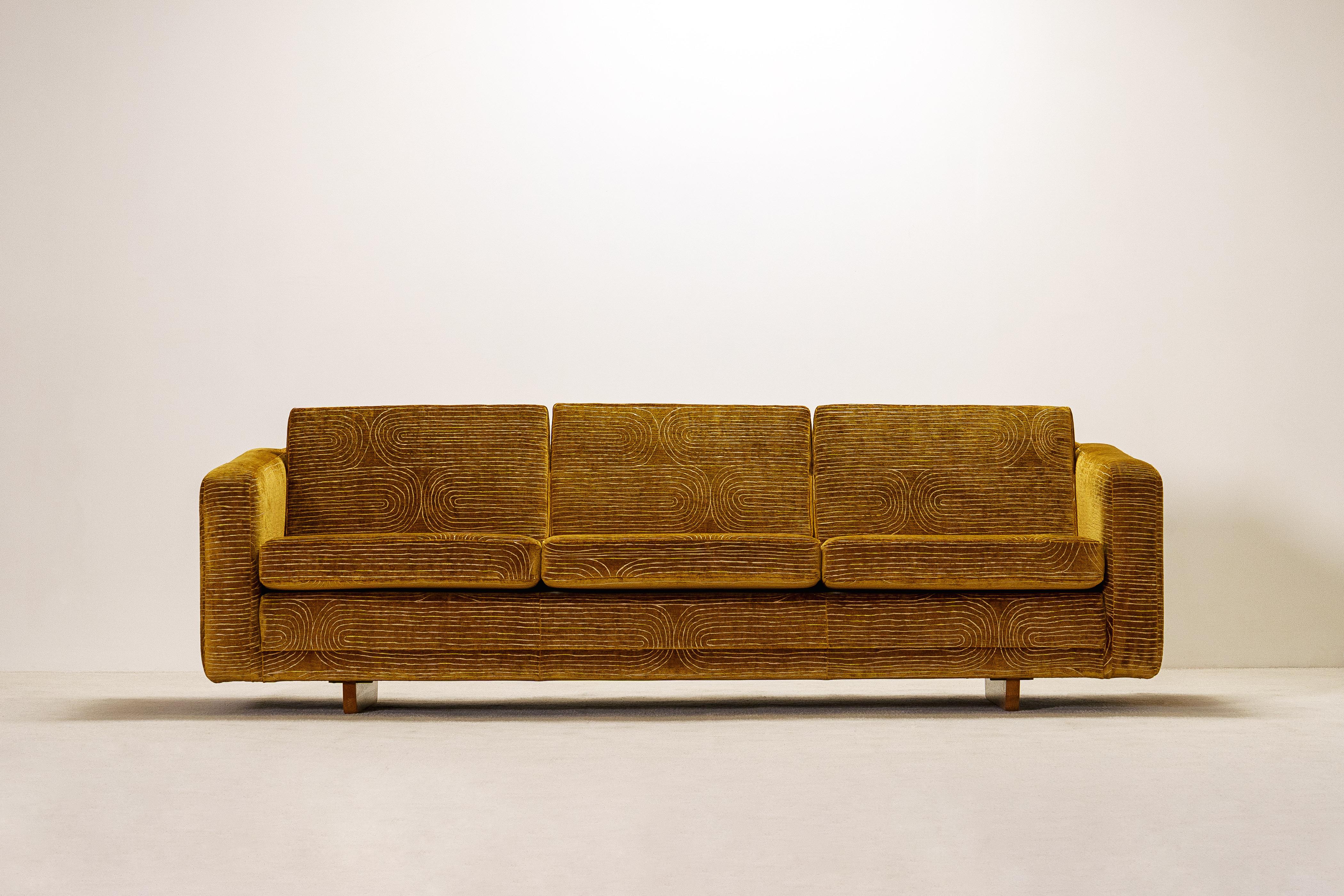 Elegantes und raffiniertes Dreisitzer-Sofa Modell 205, 1958 von Borge Mogensen entworfen und in Dänemark von Fredericia Stolefabrik hergestellt.

Dieses wichtige Sofa zeigt ein beeindruckendes Design, das in seiner Länge und Höhe perfekt