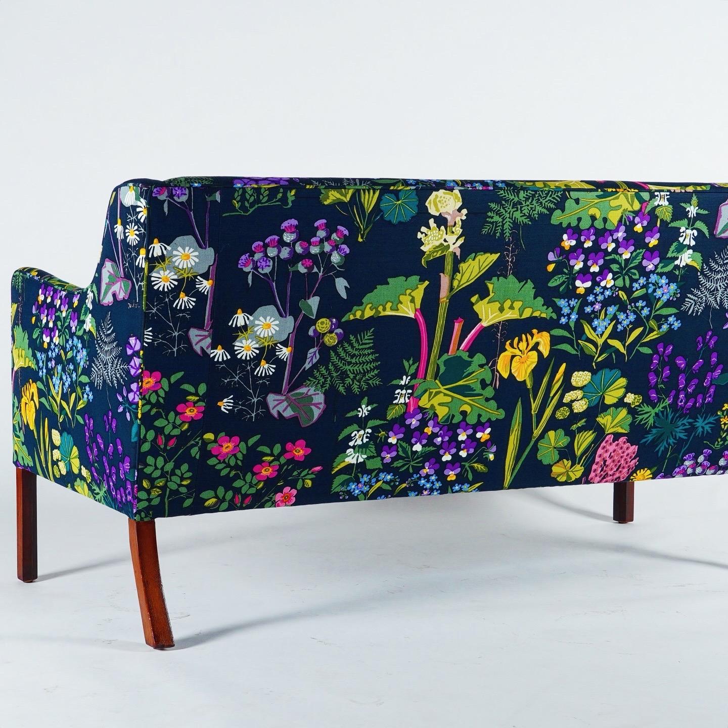 Classic tailored 2200 series compact sofa by Børge Mogensen for Fredericia. Denmark, 1950s. Reupholstered in a vibrant printed Belgian linen by Swedish textile designer, Gocken Jobs. The textile is called “Rababer” and dates to the late 1960s, *this
