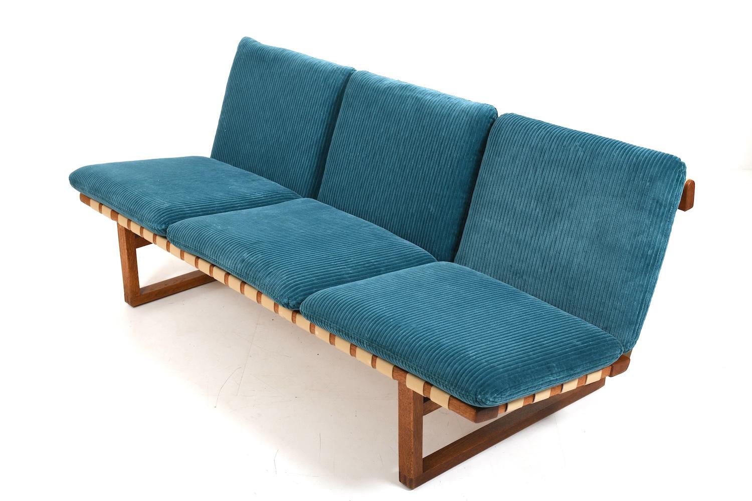Scandinavian Modern Børge Mogensen Sofa Model 211 New Upholstered For Sale