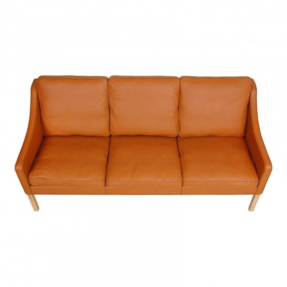 Børge Mogensen 3. Sitzer Sofa Modell 2209, neu gepolstert mit cognacfarbenem Bisonleder und mit neuen Kissen. Das Sofa ist ein Original von Fredericia Möbel, das neu gepolstert wurde.