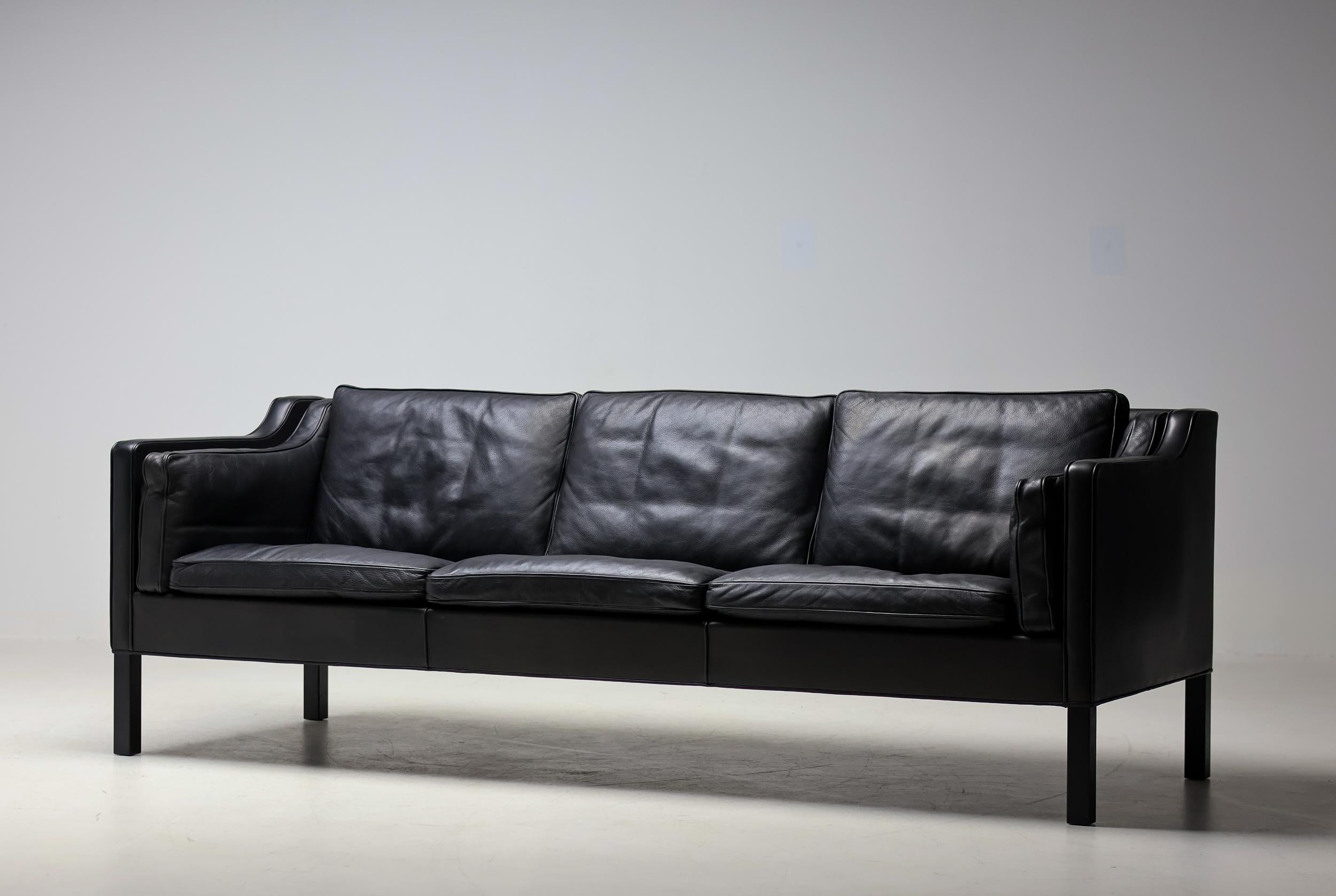 Comodissimo divano a 3 posti in pelle nera Børge Mogensen Model No. 2213.
Con rivestimento originale in pelle nera patinata e cuscini in tela imbottiti di piuma. 
Prodotto da Fredericia Furniture, Danimarca 1960.
Gambe in faggio tinto nero. 
Qualità