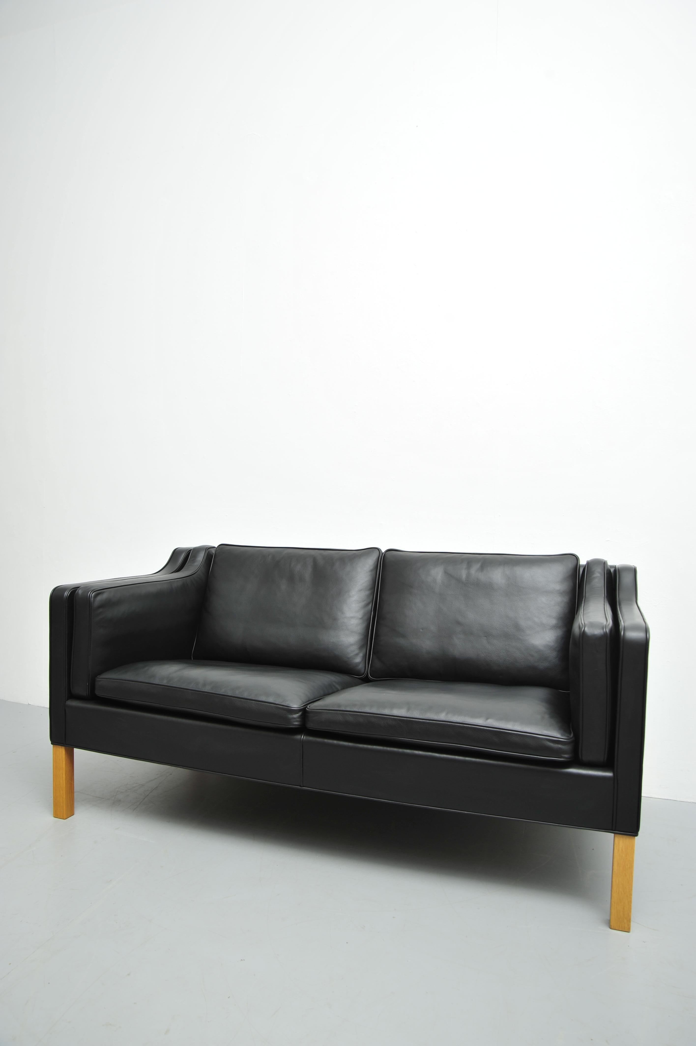 Très beau canapé deux places, en cuir noir. Très très bon état, le canapé serait à peine utilisé.
