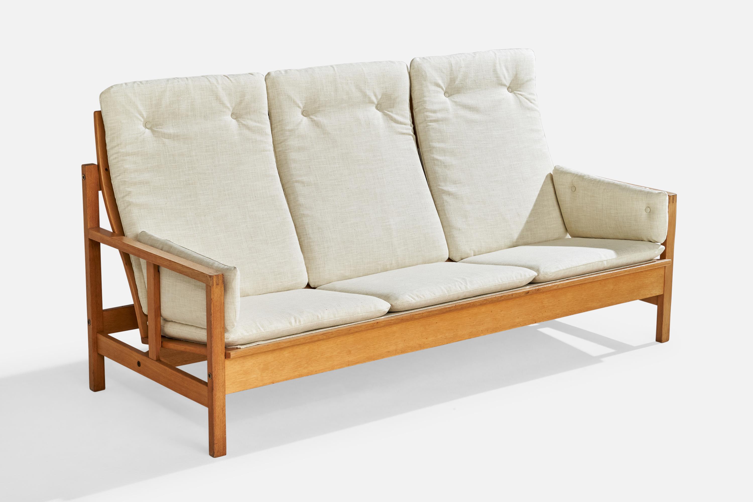 Canapé en chêne et tissu blanc cassé conçu par Børge Mogensen et produit par Fredericia Stolefabrik, Danemark, c.C. années 1960.

Dimensions : 41