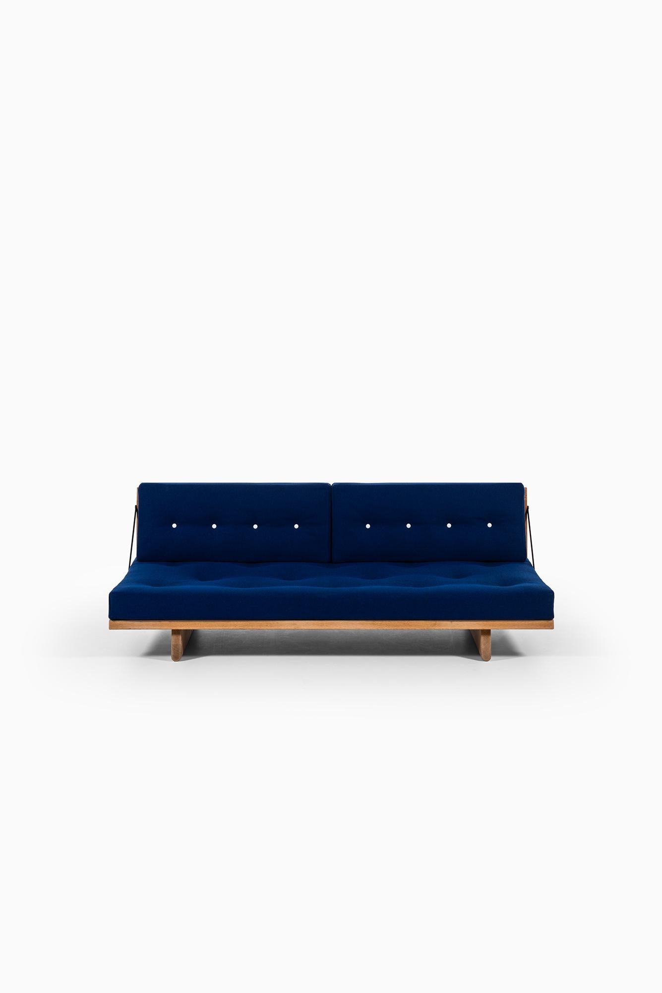 Rare sofa or daybed model 192 designed by Børge Mogensen. Produced by Fredericia Stolefabrik in Denmark.