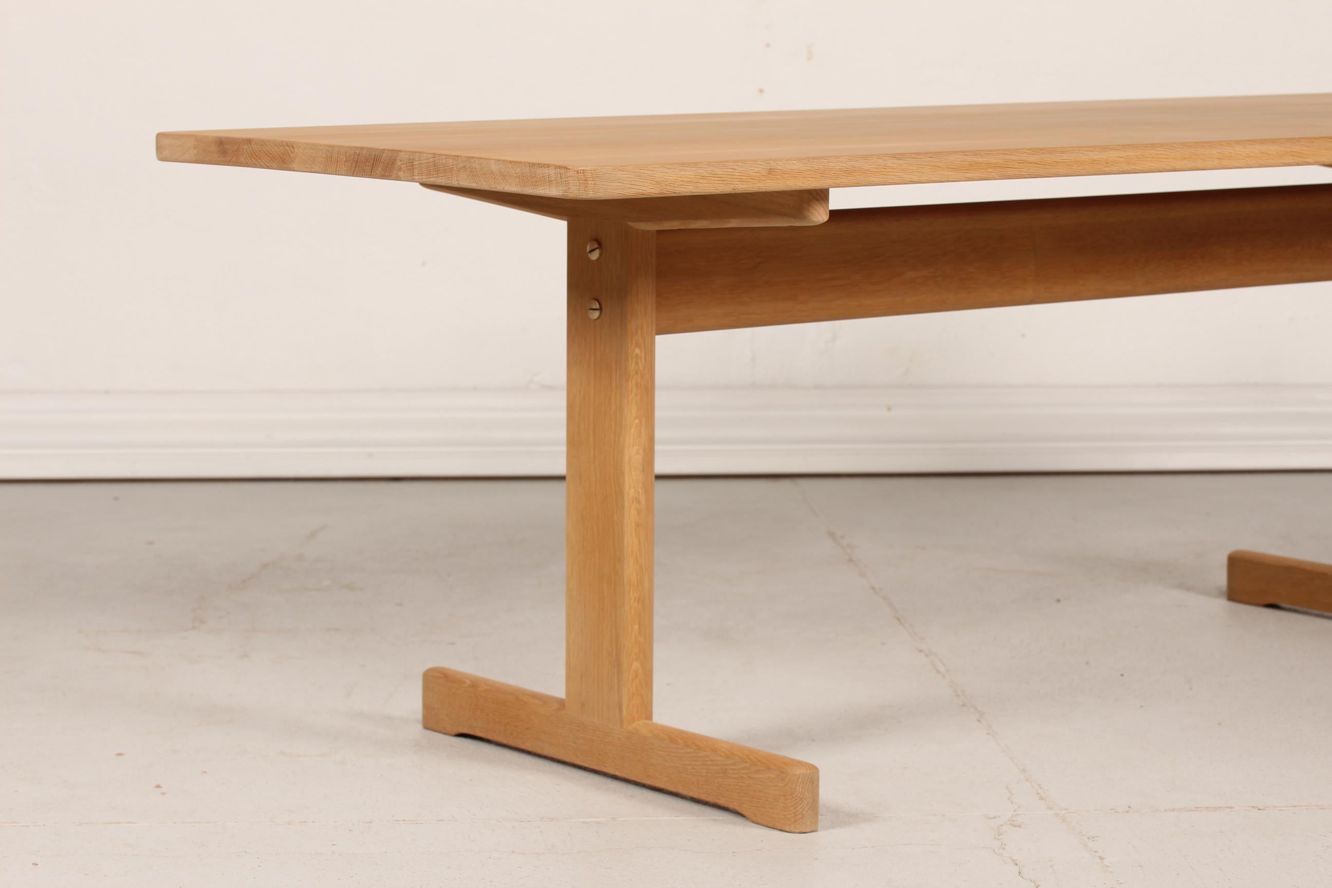 Danish vintage Børge Mogensen Shaker coffee table model 5269 made of solid oak with soap treatment.

The table is made in November 1967 by Fredericia Stolefabrik and remain in a very good vintage condition
without spots or other
