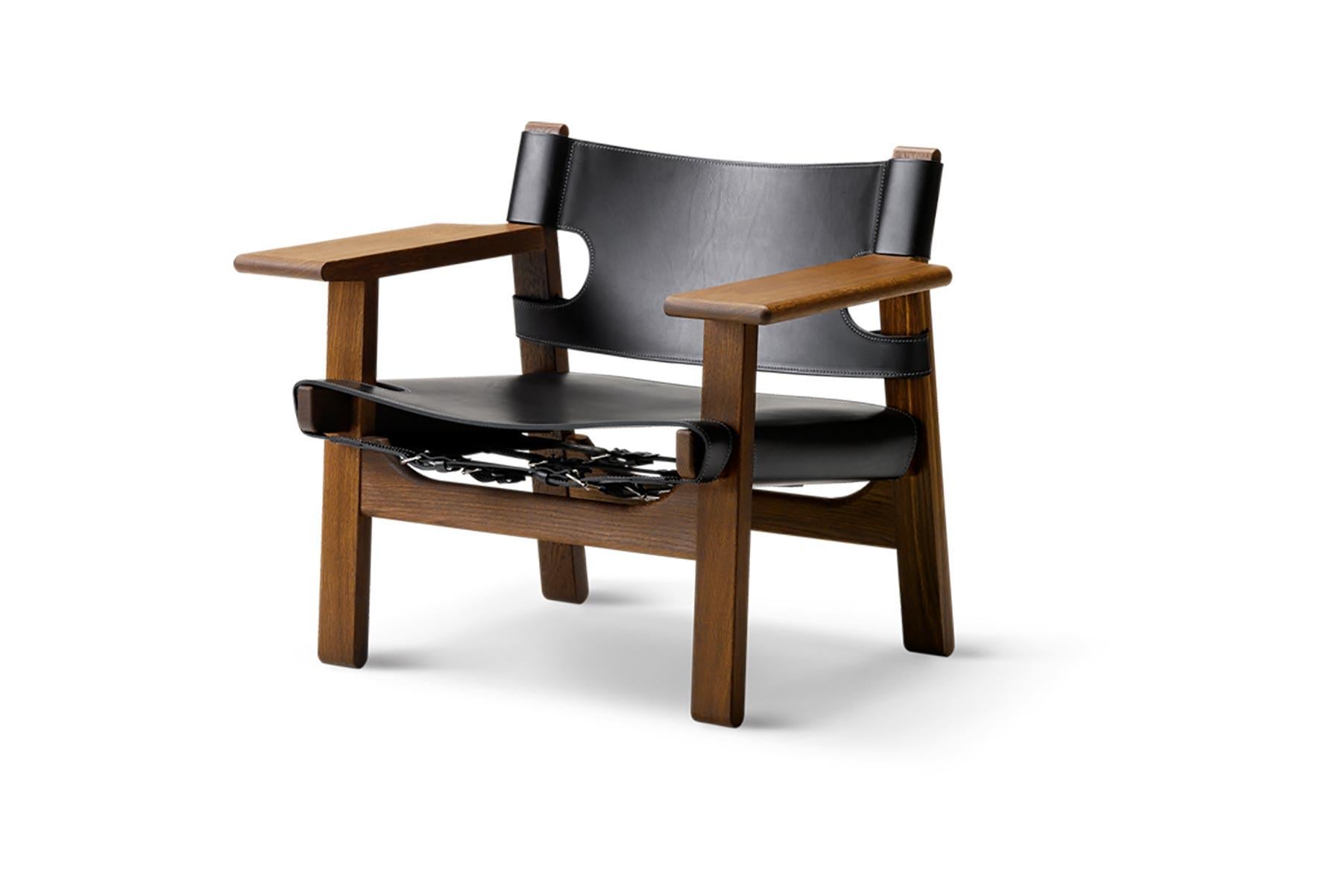 With the Spanish Chair, Mogensen expanded upon his work with solid oak and saddle leather. The chair was launched in 1958 as part of an innovative living space exhibition, in which all tables were removed from the floor to create an open living