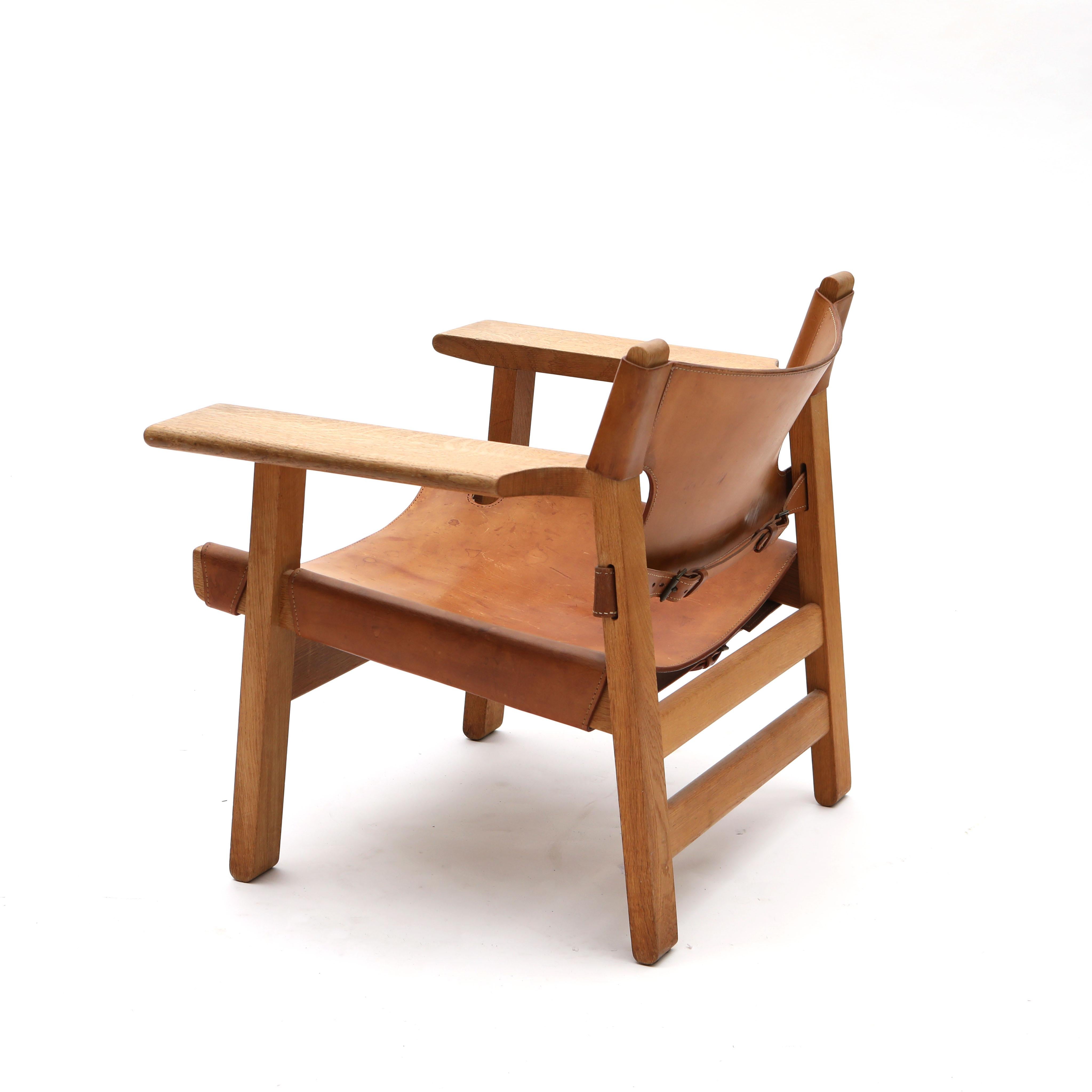 Designed by Børge Mogensen in 1958 for Fredericia Furniture, this iconic piece is crafted from solid oak paired with original light saddle leather, showcasing its timeless elegance.
This is an early edition, distinguished by the two crossbars