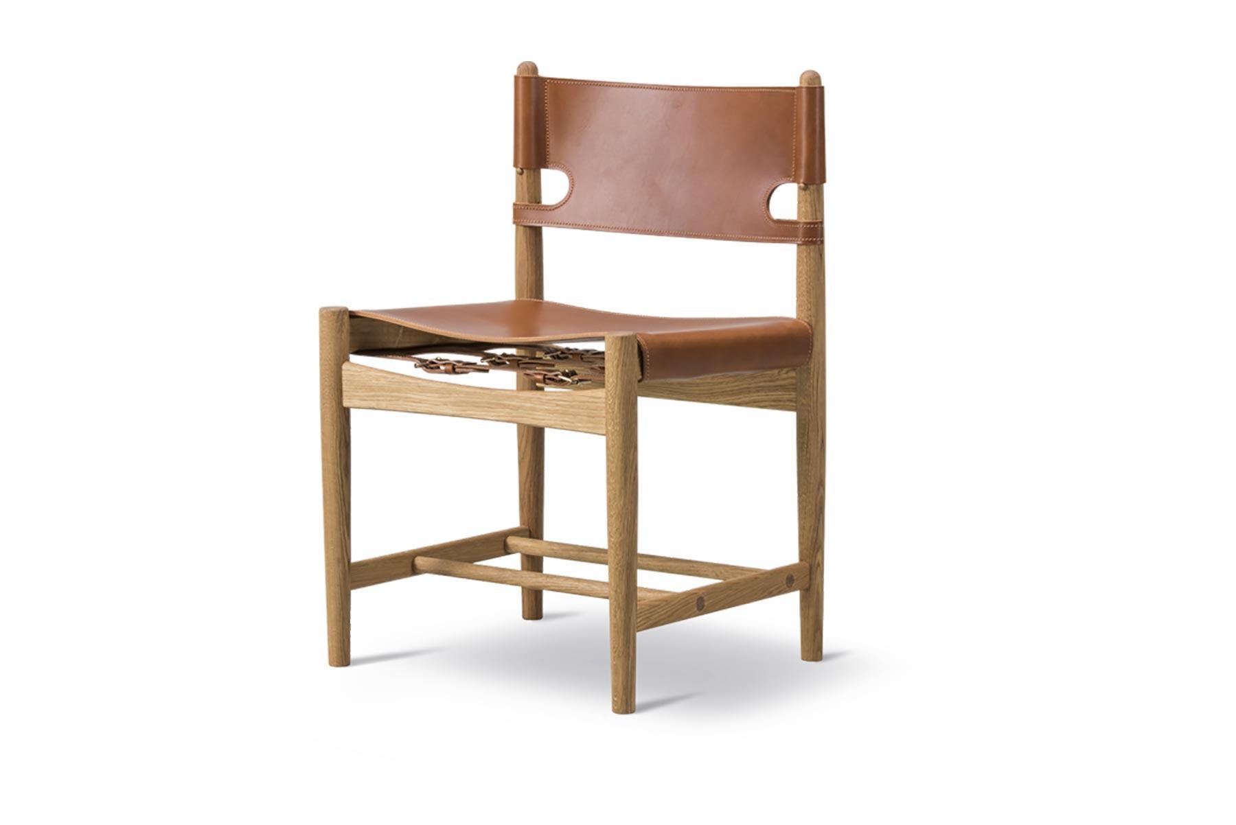 Der spanische Esszimmerstuhl ist ein Zeugnis für die Verwendung von ehrlichen Materialien. Der Stuhl ist aus feinstem Eichenholz und makellosem Sattelleder gefertigt und mit oder ohne Armlehnen sowie in verschiedenen Ausführungen von hellen bis