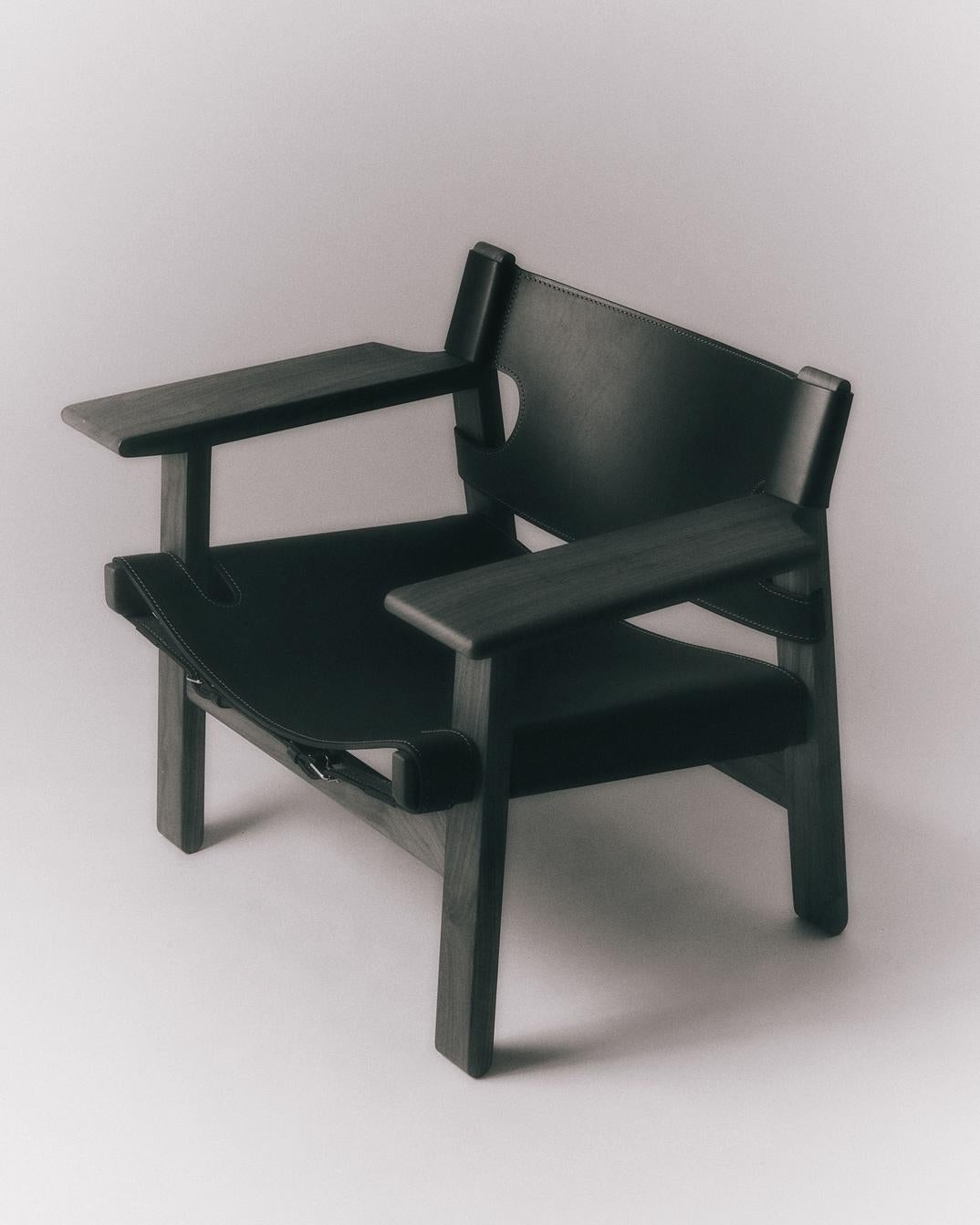 La icónica Silla Española es la magistral contribución de Børge Mogensen a
diseño moderno, diseñado para Fredericia en 1958. Roble o nogal macizo
combinado con el cuero de silla de montar del más alto calibre crea una fuerte presencia
en una silla