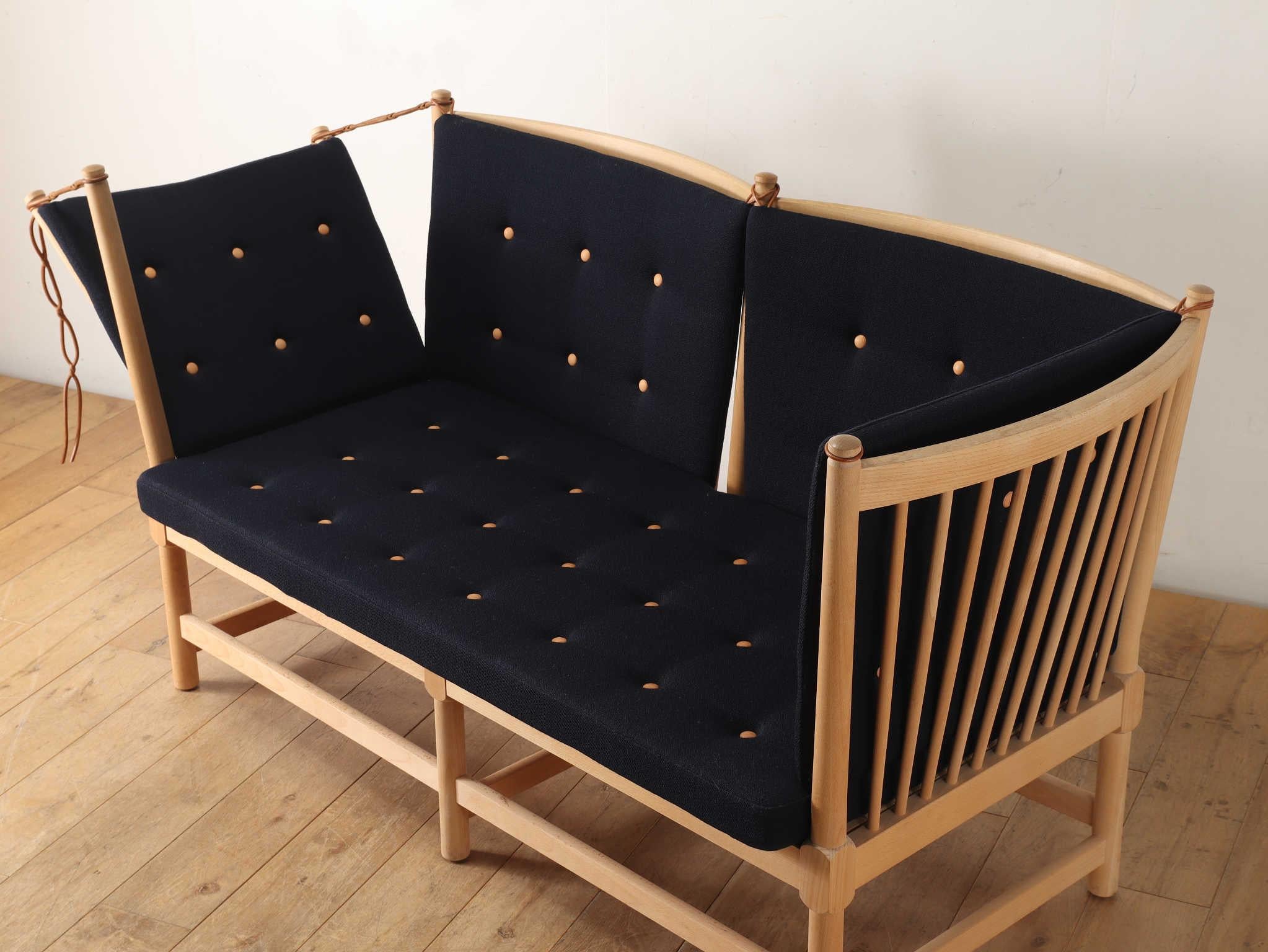 This spoke-back sofa is one of the most representative pieces in the collection of the master Danish designer Børge Mogensen, and was exhibited at the Cabinetmakers' Guild exhibition in 1945, a furniture exhibition that was essential to the
