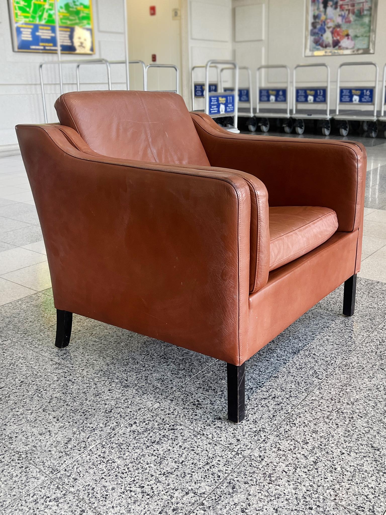 Butaca de piel color caramelo estilo Børge Mogensen Danés en venta