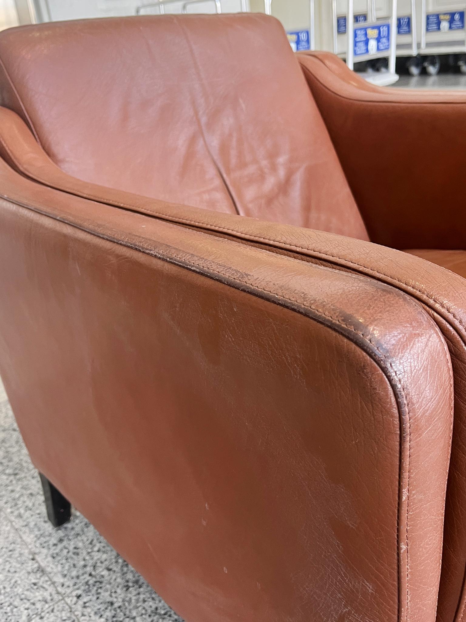 Butaca de piel color caramelo estilo Børge Mogensen finales del siglo XX en venta