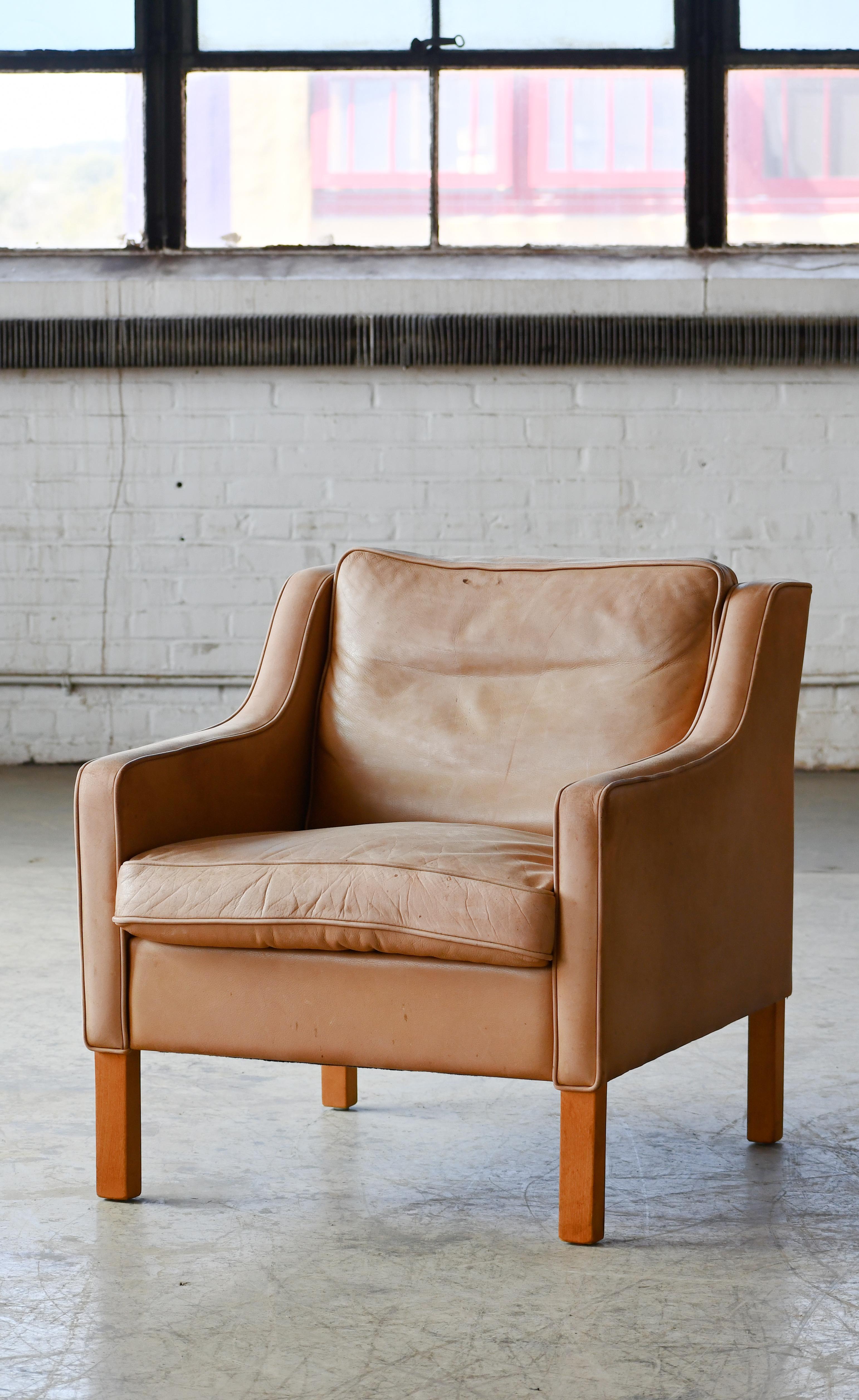 Børge Mogensen Style Lounge Chair Modell 2207 aus patiniertem Naturleder  (Skandinavische Moderne) im Angebot