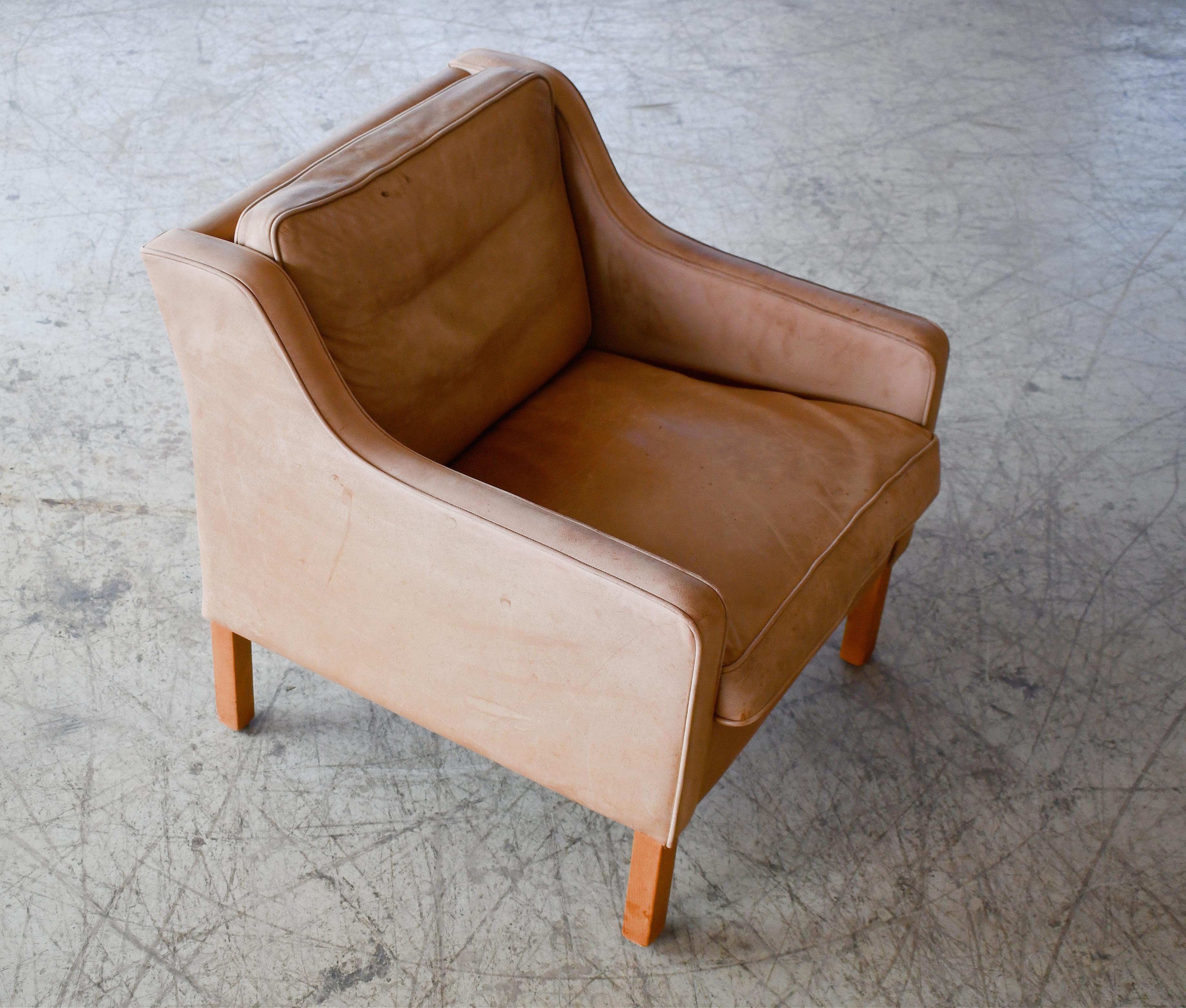 Børge Mogensen Style Lounge Chair Model 2207 in Natural Patinated Leather  In Good Condition For Sale In Bridgeport, CT