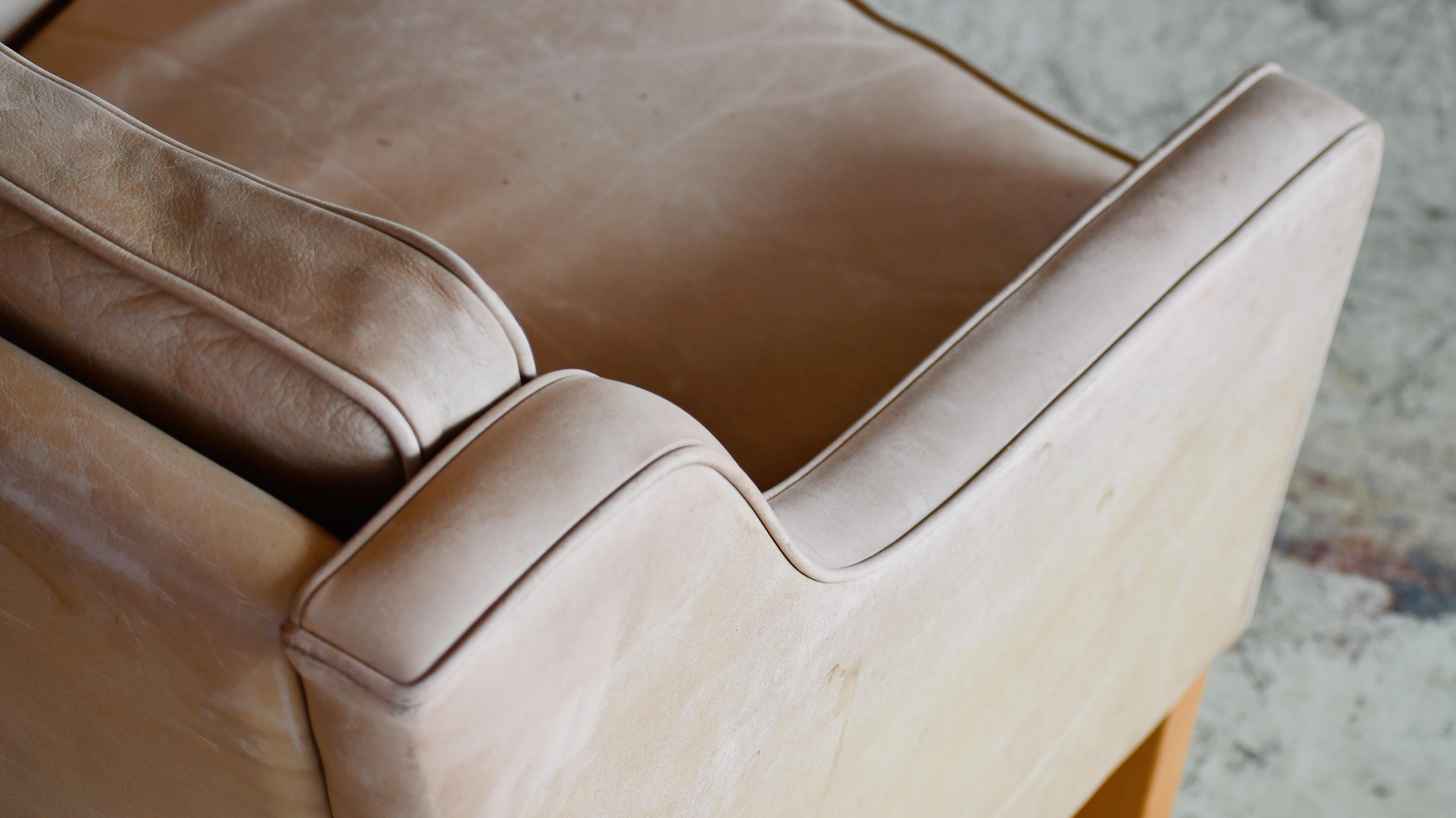 Børge Mogensen Style Lounge Chair Modell 2207 aus patiniertem Naturleder  (Mitte des 20. Jahrhunderts) im Angebot