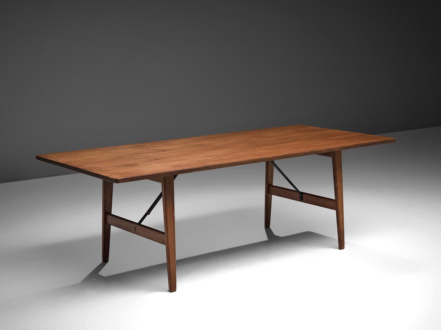 Børge Mogensen für Fredericia, Tisch Modell 281, Teakholz, Metall, Dänemark, Entwurf 1956

Dieser bescheidene, schlichte Esstisch zeichnet sich durch eine starke und solide Konstruktion aus Teakholz aus. Dies wird durch die scharfen und klaren