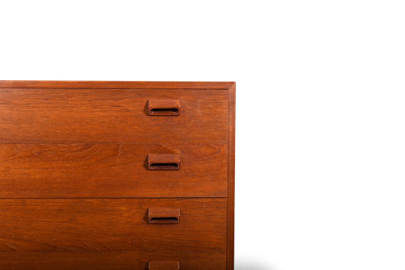 Large chest of drawers in teak by Børge Mogensen for Søborg Møbler 1950s. Base in solid oak. 7 drawers. Rarely offered model.
Measures : H. 145 cm / W. 100 cm / D. 46 cm.