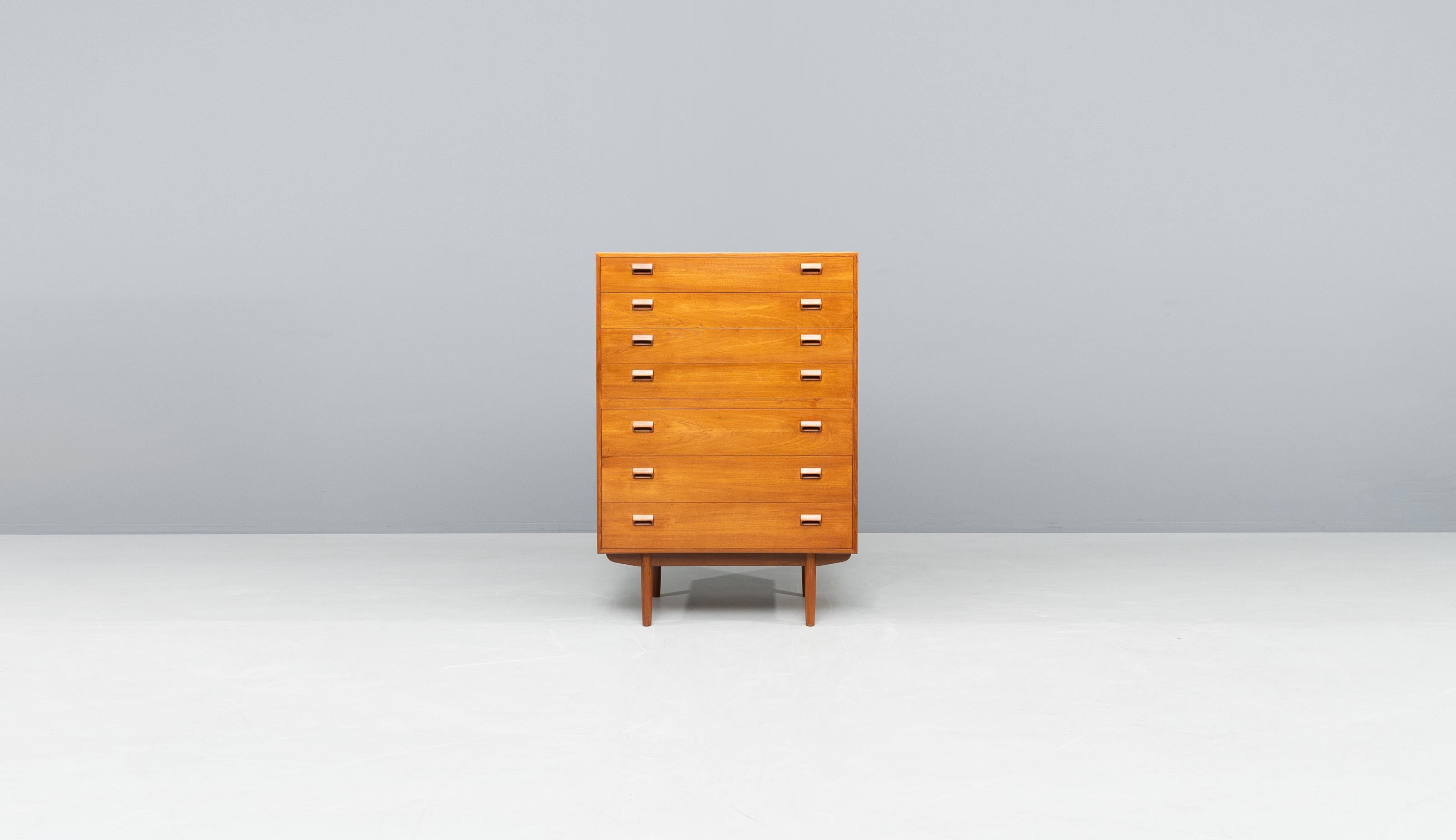 Designer Børge Mogensen, manufacturer Søborg Møbler. Large teak chest of drawers, called
