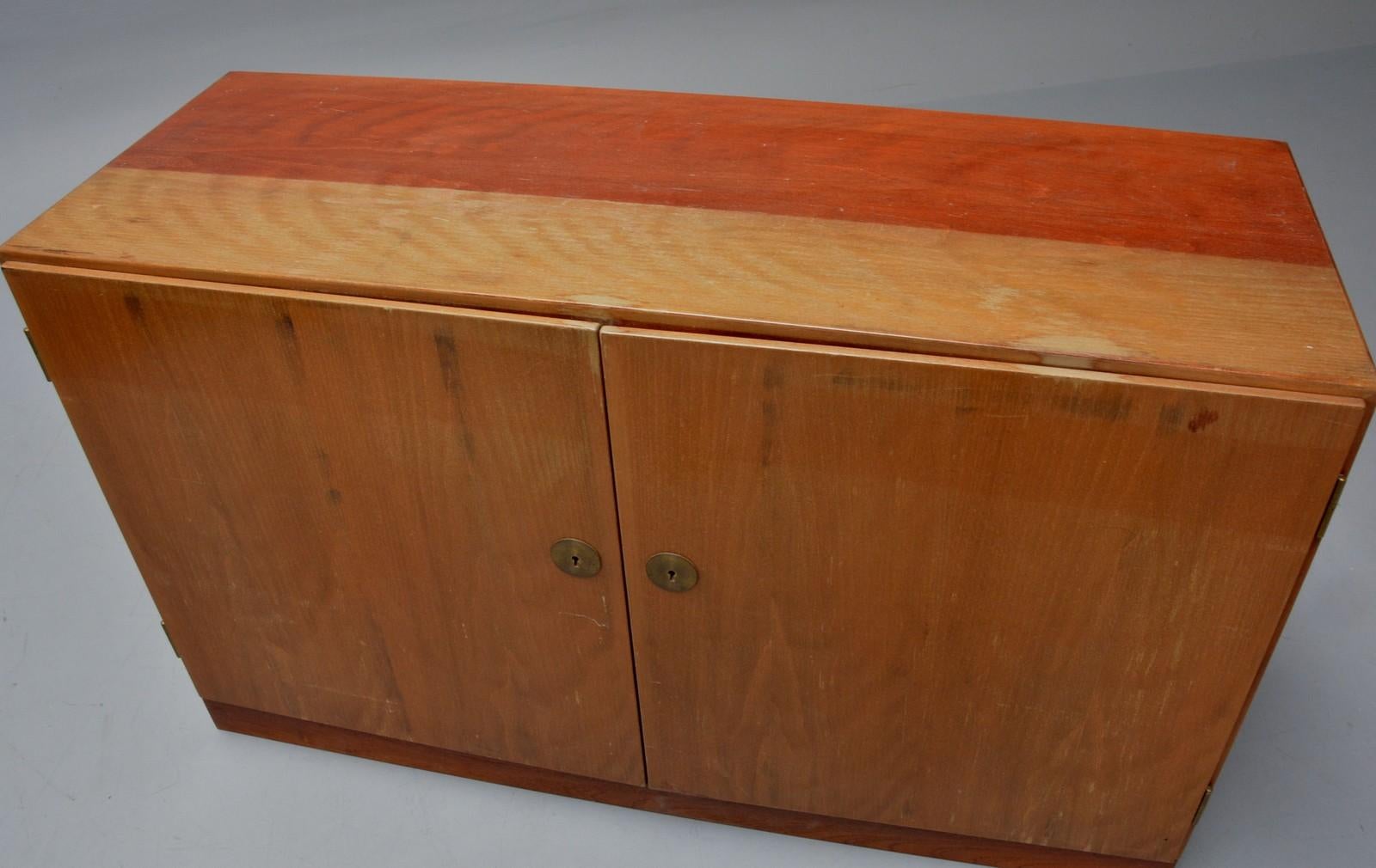 Rare Børge Mogensen model A 232 cabinet produced by C. M. Madsen for FDB, Denmark 1950’s. This cabinet is made out of teak and has two doors revealing an interior with shelves and pull-out trays made out of maple wood. Unfortunatelly missing keys.