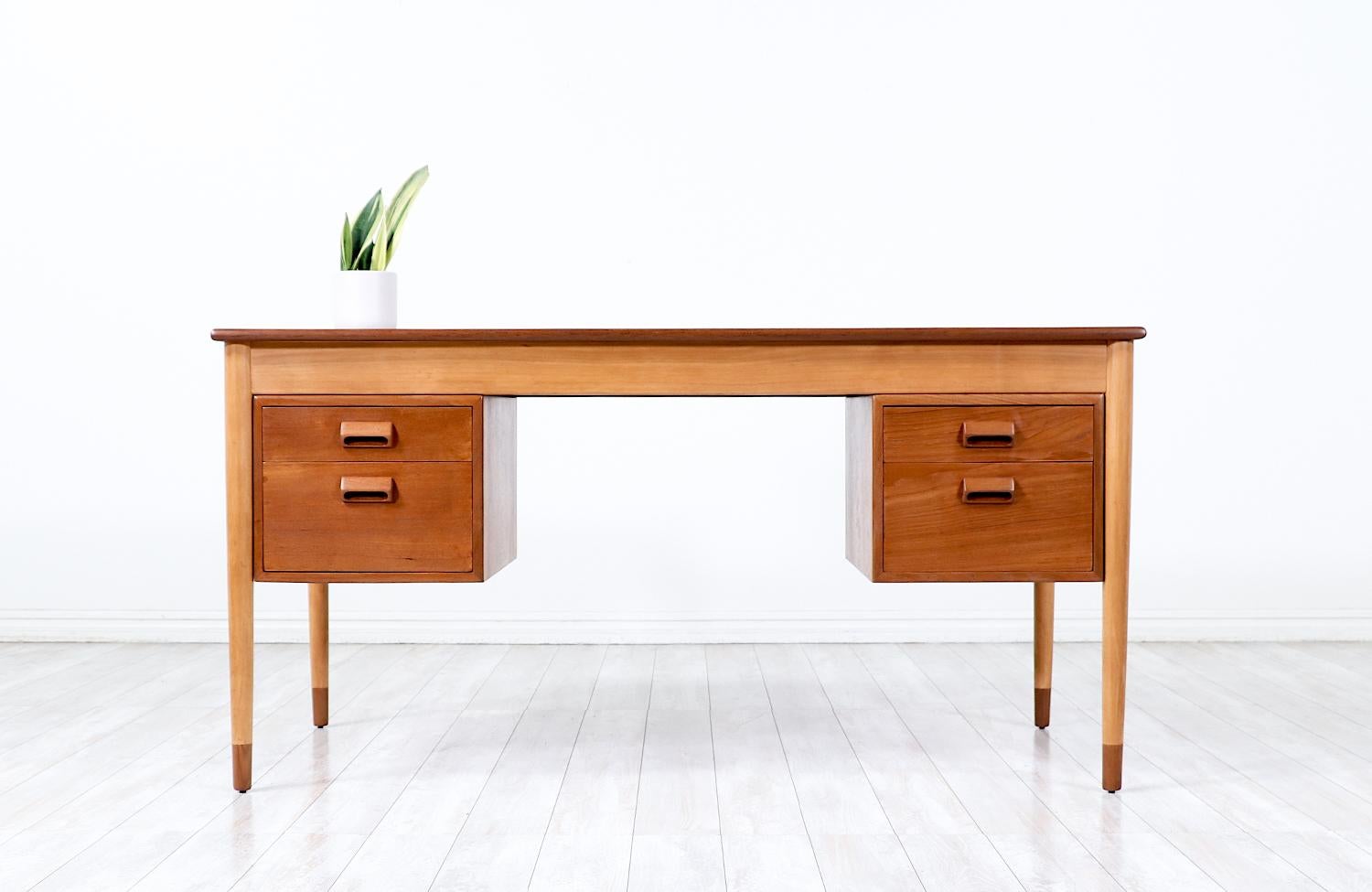 Mid-Century Modern Expertly Restored - Børge Mogensen Teak & Oak Executive Desk for Søborg Møbler For Sale