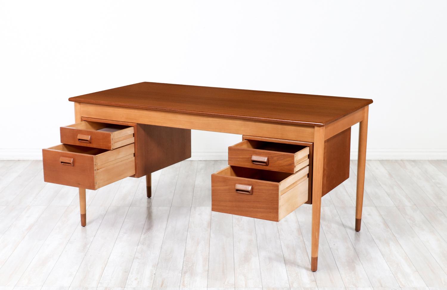 Mid-20th Century Expertly Restored - Børge Mogensen Teak & Oak Executive Desk for Søborg Møbler For Sale