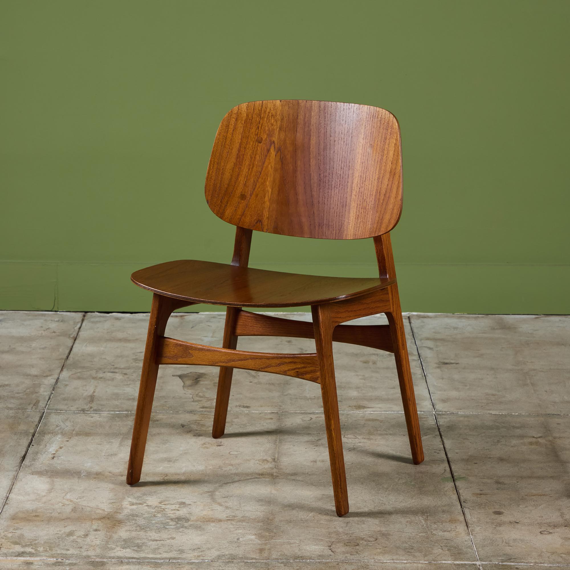 Chaise de salle à manger latérale Børge Mogensen Model 155 pour Søborg Møbelfabrik, c.1950, Danemark. La chaise est dotée d'une assise et d'un dossier en contreplaqué de teck sculpté, tandis que les pieds et le cadre sont en teck