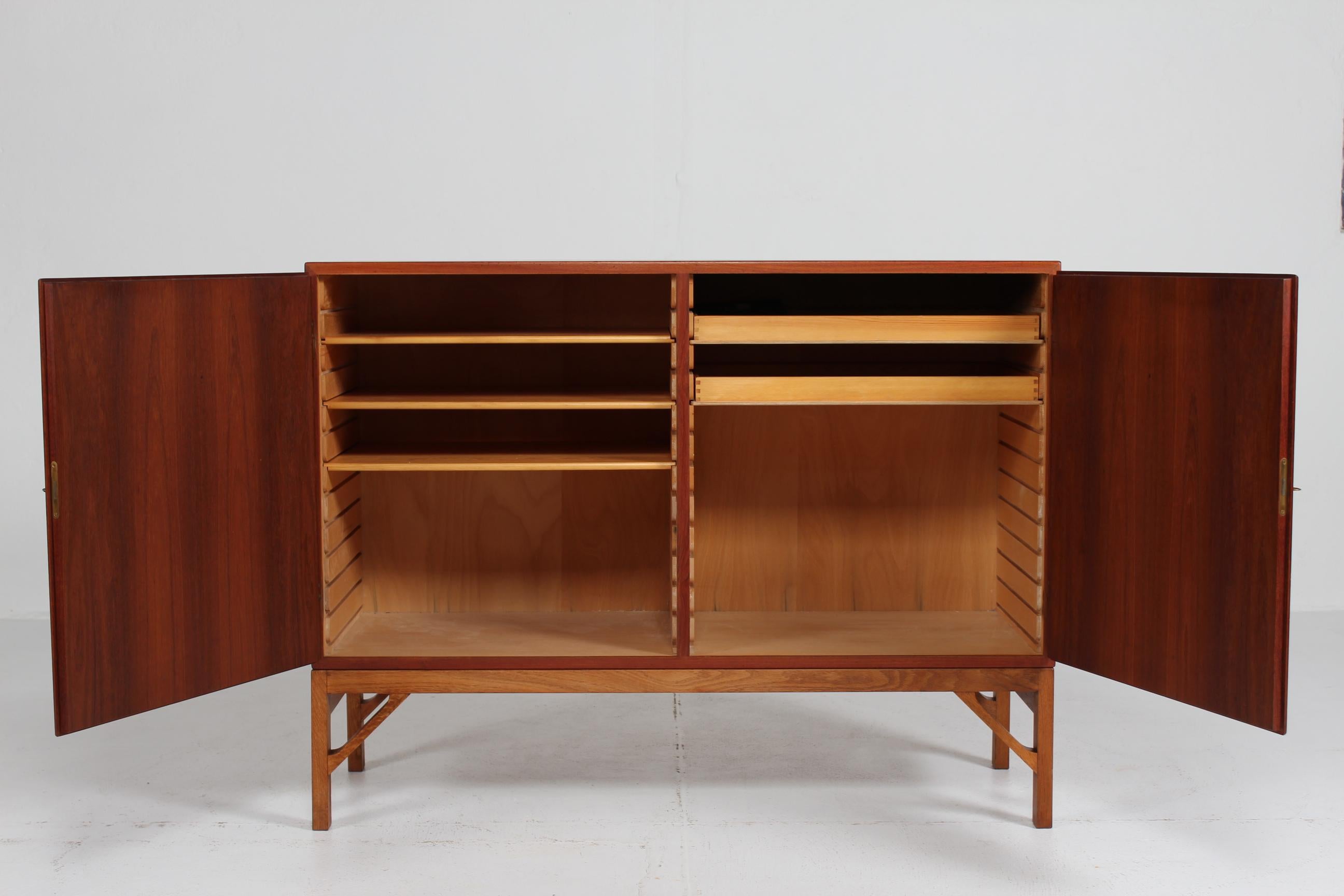 Mid-Century moderno Credenza in teak di Børge Mogensen con gambe di Oak realizzate per FDB Møbler anni '1950 in vendita