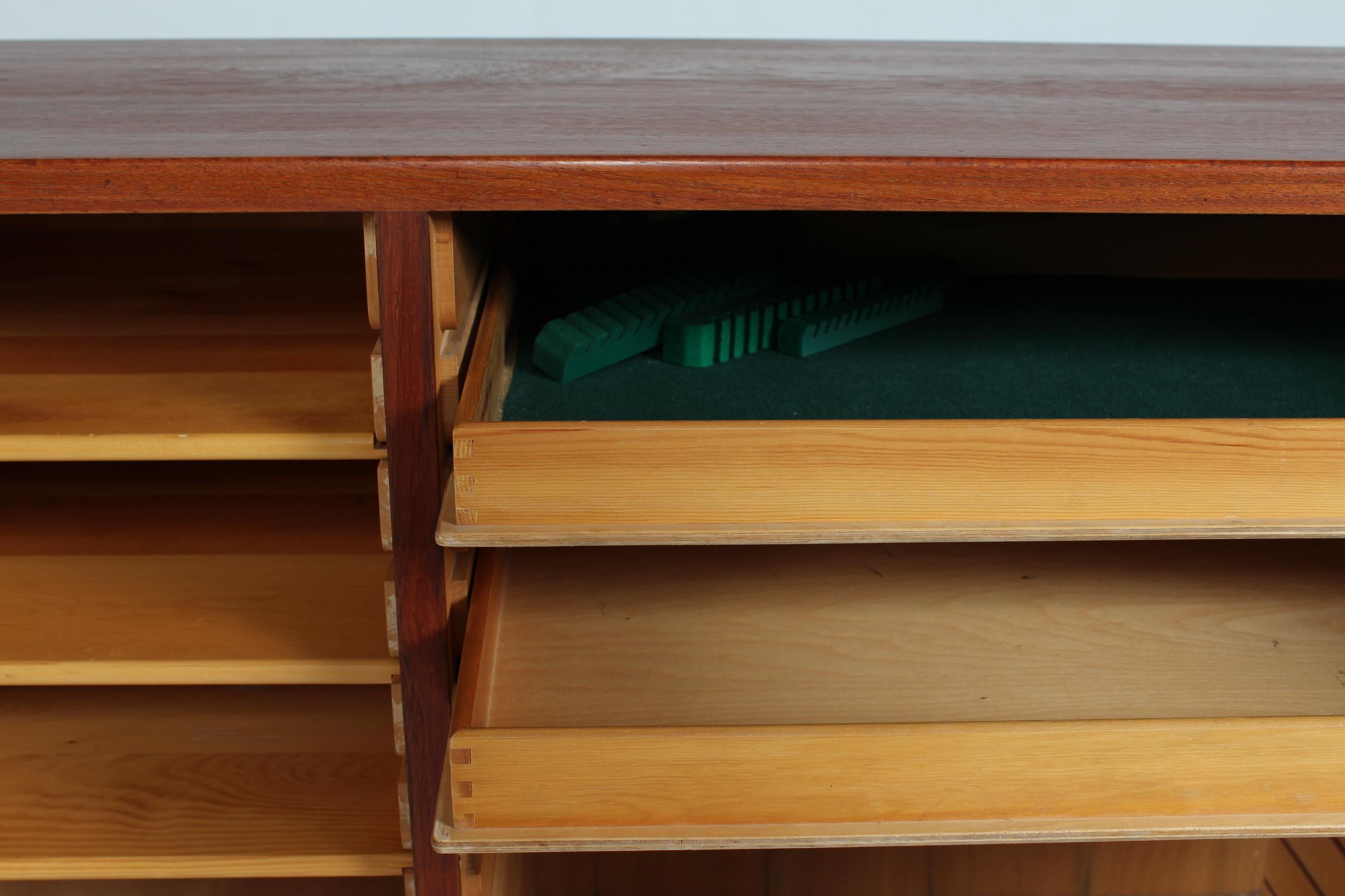 Danese Credenza in teak di Børge Mogensen con gambe di Oak realizzate per FDB Møbler anni '1950 in vendita