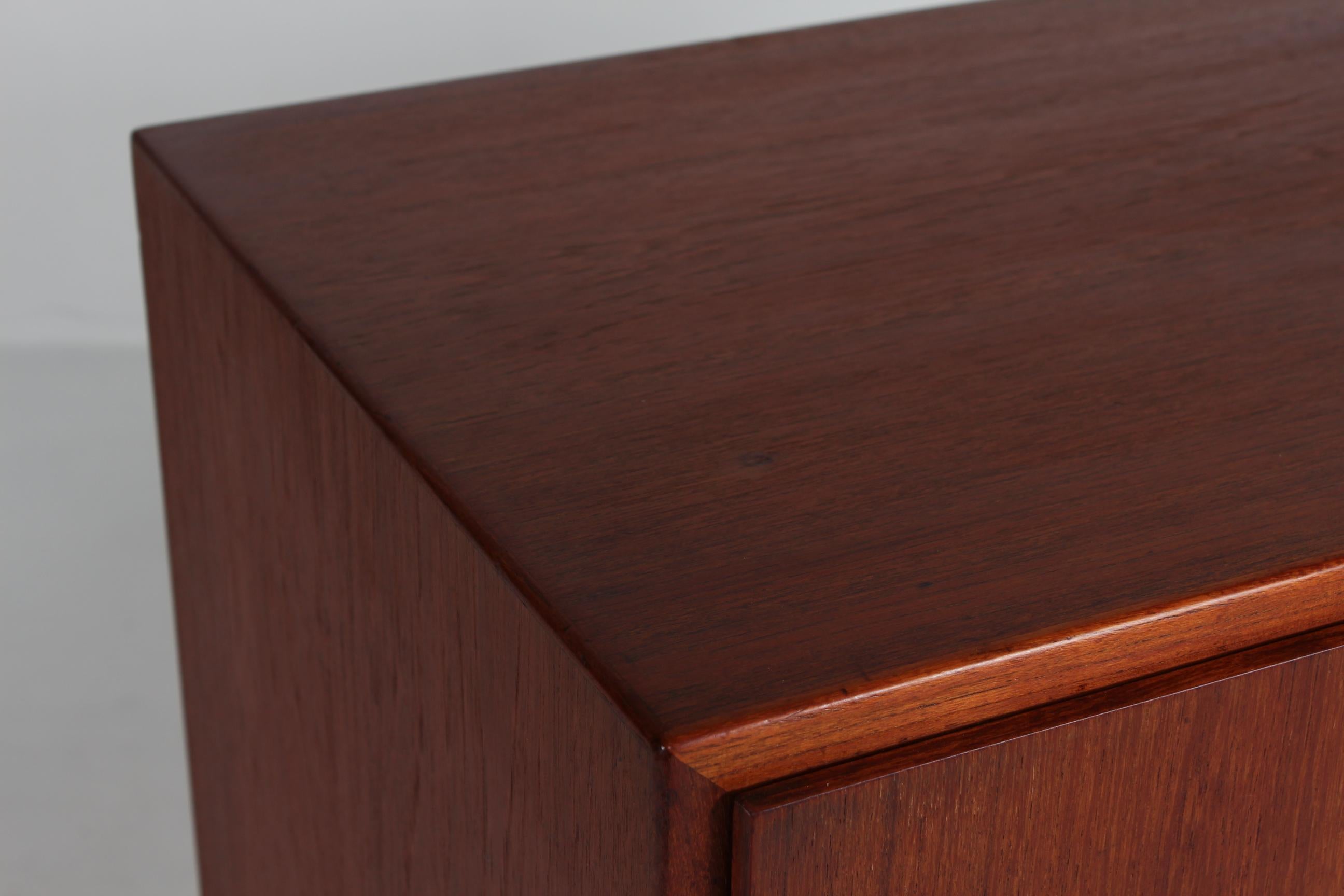 Falegnameria Credenza in teak di Børge Mogensen con gambe di Oak realizzate per FDB Møbler anni '1950 in vendita