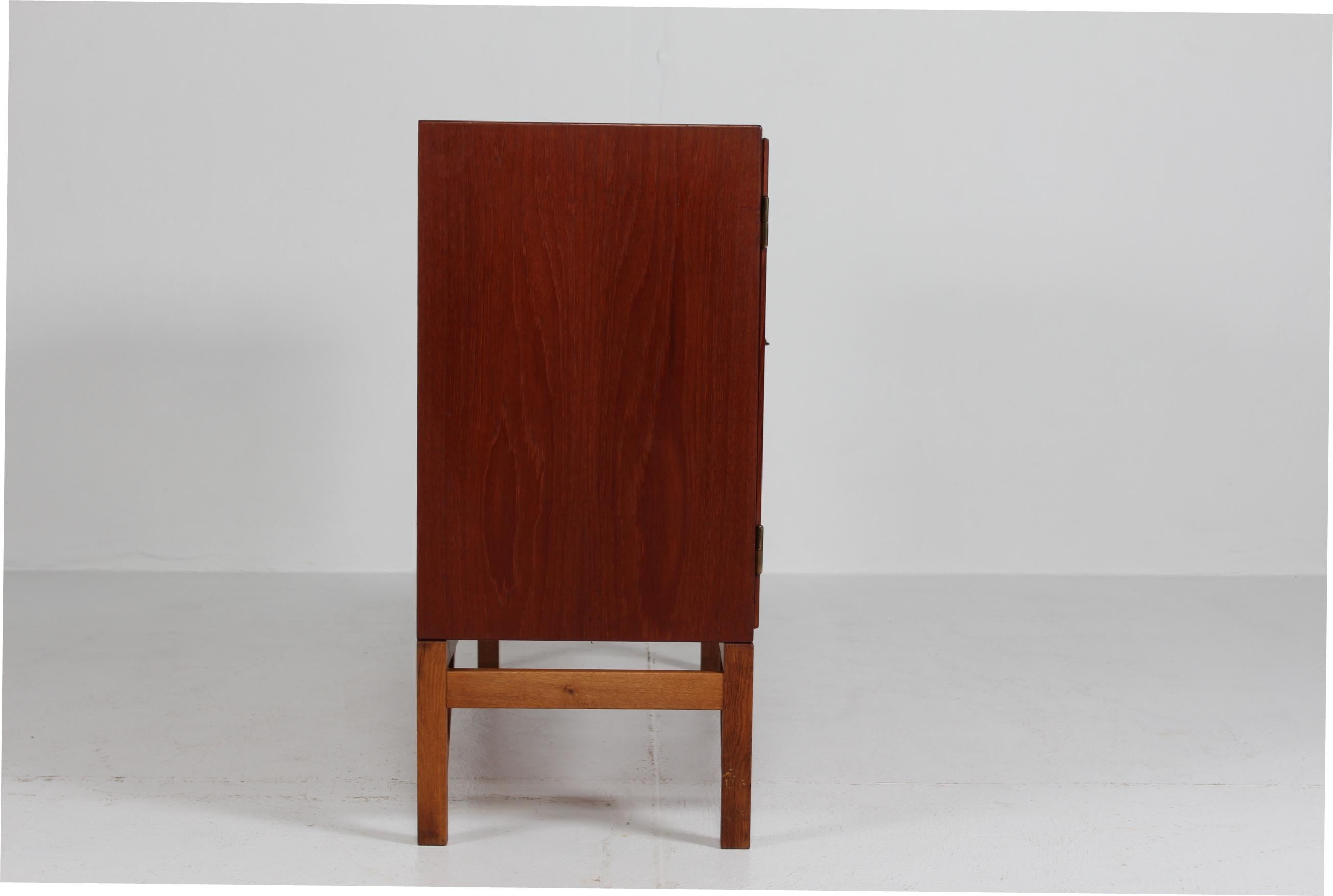 Credenza in teak di Børge Mogensen con gambe di Oak realizzate per FDB Møbler anni '1950 In condizioni buone in vendita a Silkeborg, Silkeborg