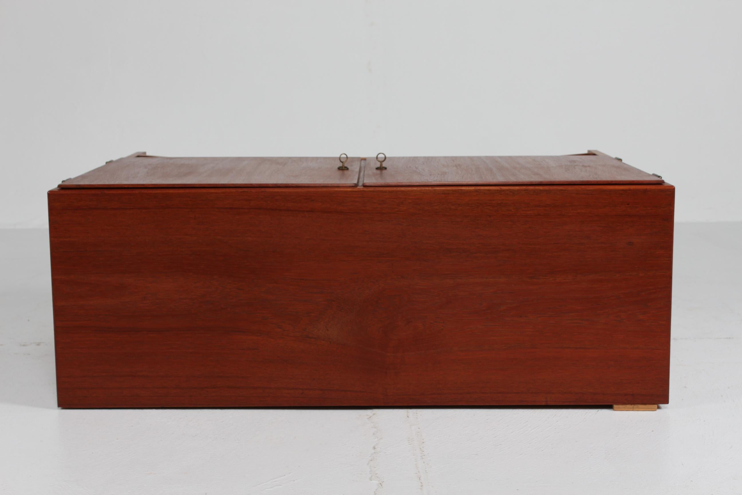 Metà XX secolo Credenza in teak di Børge Mogensen con gambe di Oak realizzate per FDB Møbler anni '1950 in vendita