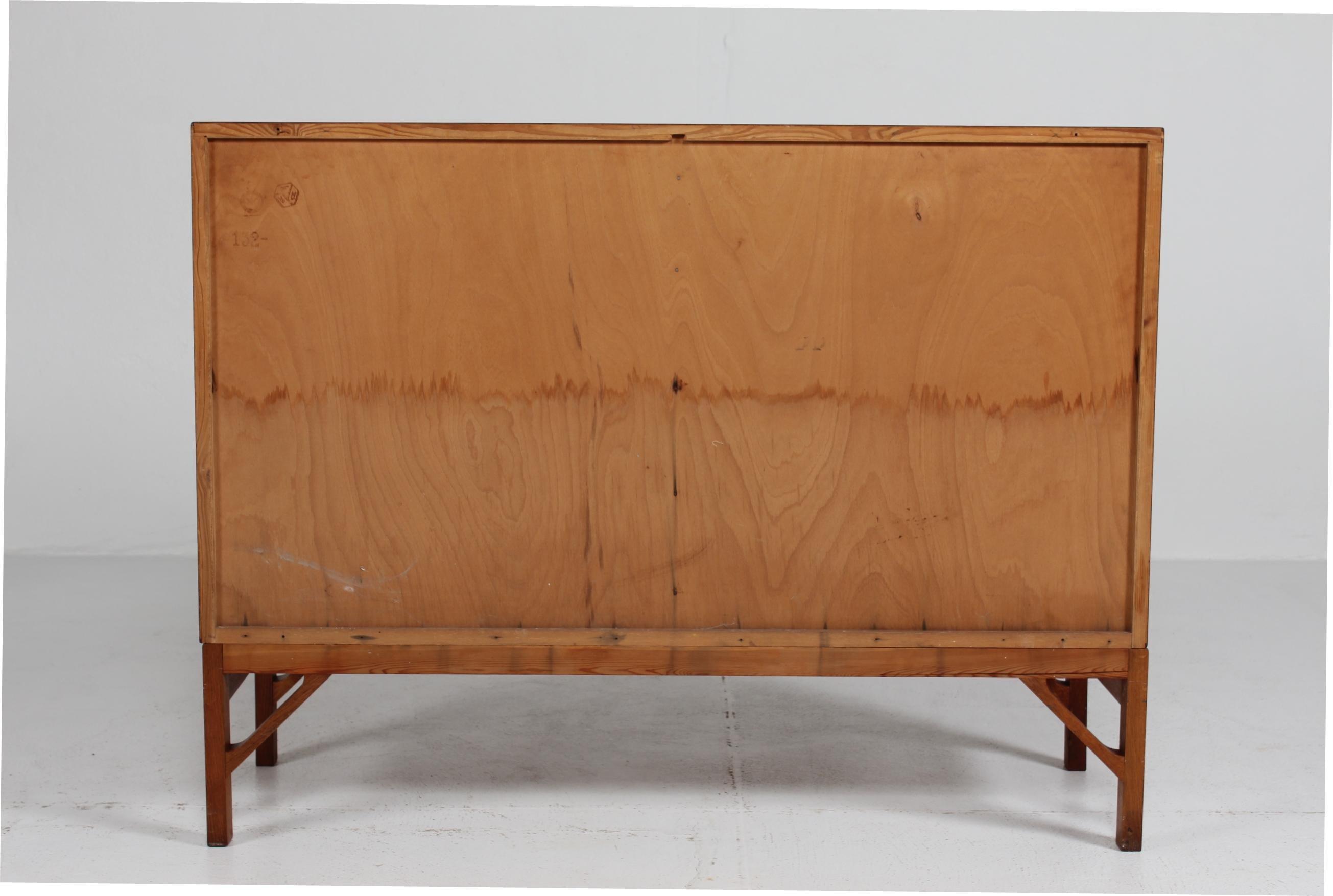 Credenza in teak di Børge Mogensen con gambe di Oak realizzate per FDB Møbler anni '1950 in vendita 1