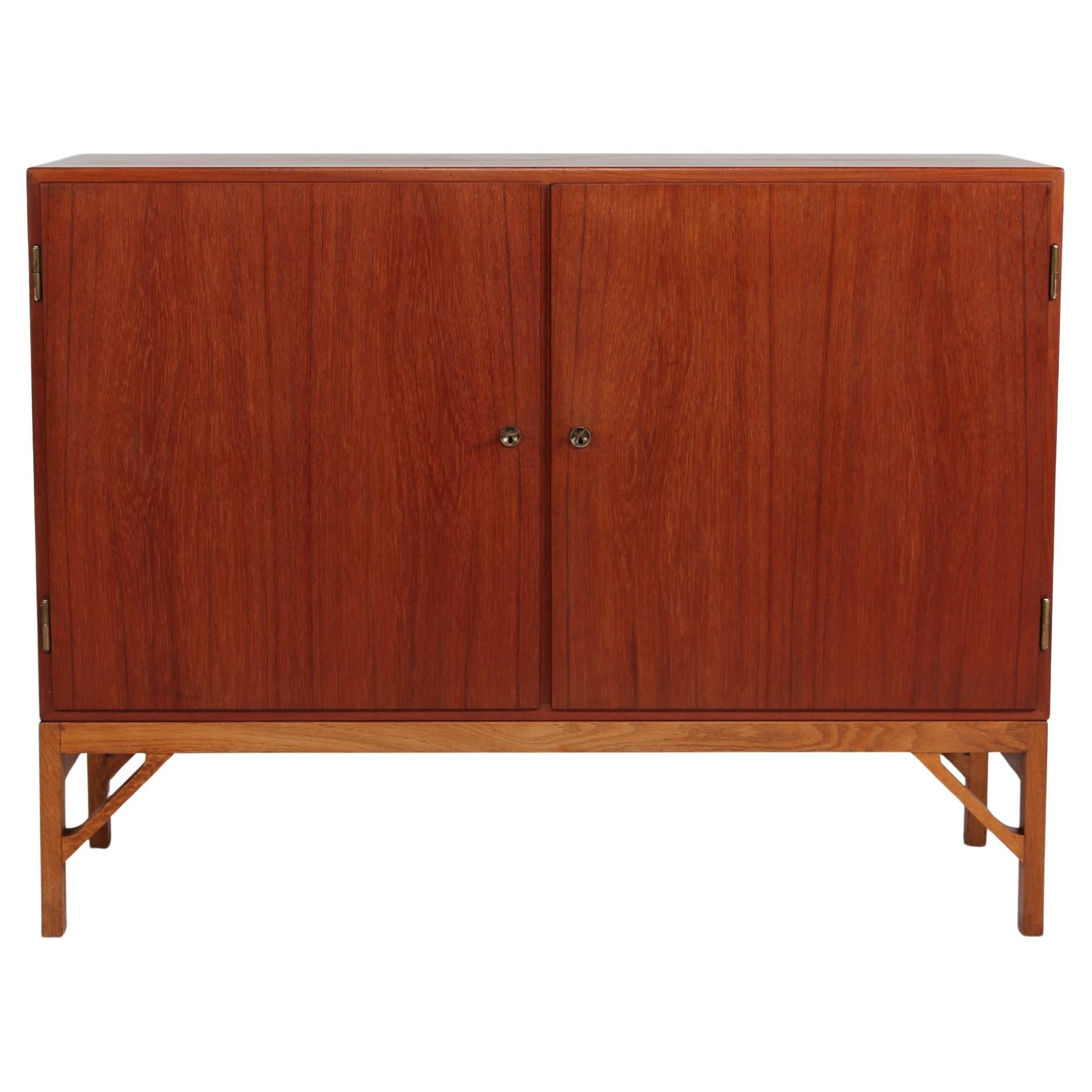Børge Mogensen Buffet en teck avec pieds en chêne de Chine Fait pour FDB Møbler 1950s