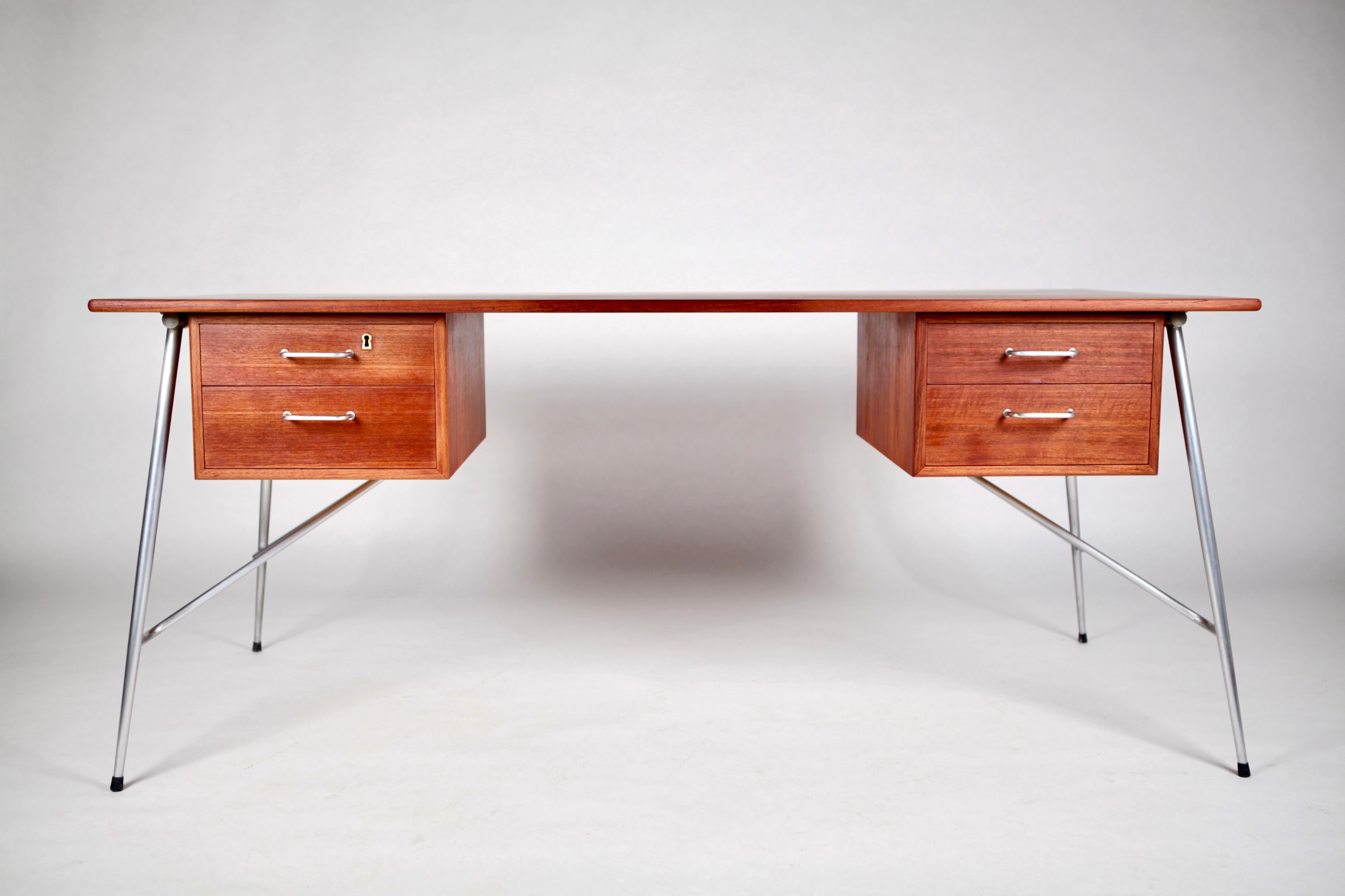 Børge Mogensen, desk in Teak and steel, model '202'.
Executed by Søborg Møbelfabrik in Denmark in the 1950s.
Excellent vintage condition.
Key not included.