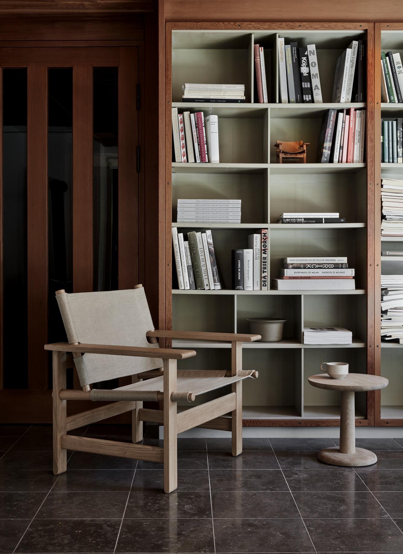 Der Canvas-Stuhl ist ein Beispiel für Børge Mogensens Talent für funktionsorientiertes Design mit dem Schwerpunkt auf einfachen Formen, die die Essenz einer Idee einfangen. Da gibt es nichts hinzuzufügen oder wegzunehmen. In Anlehnung an seine